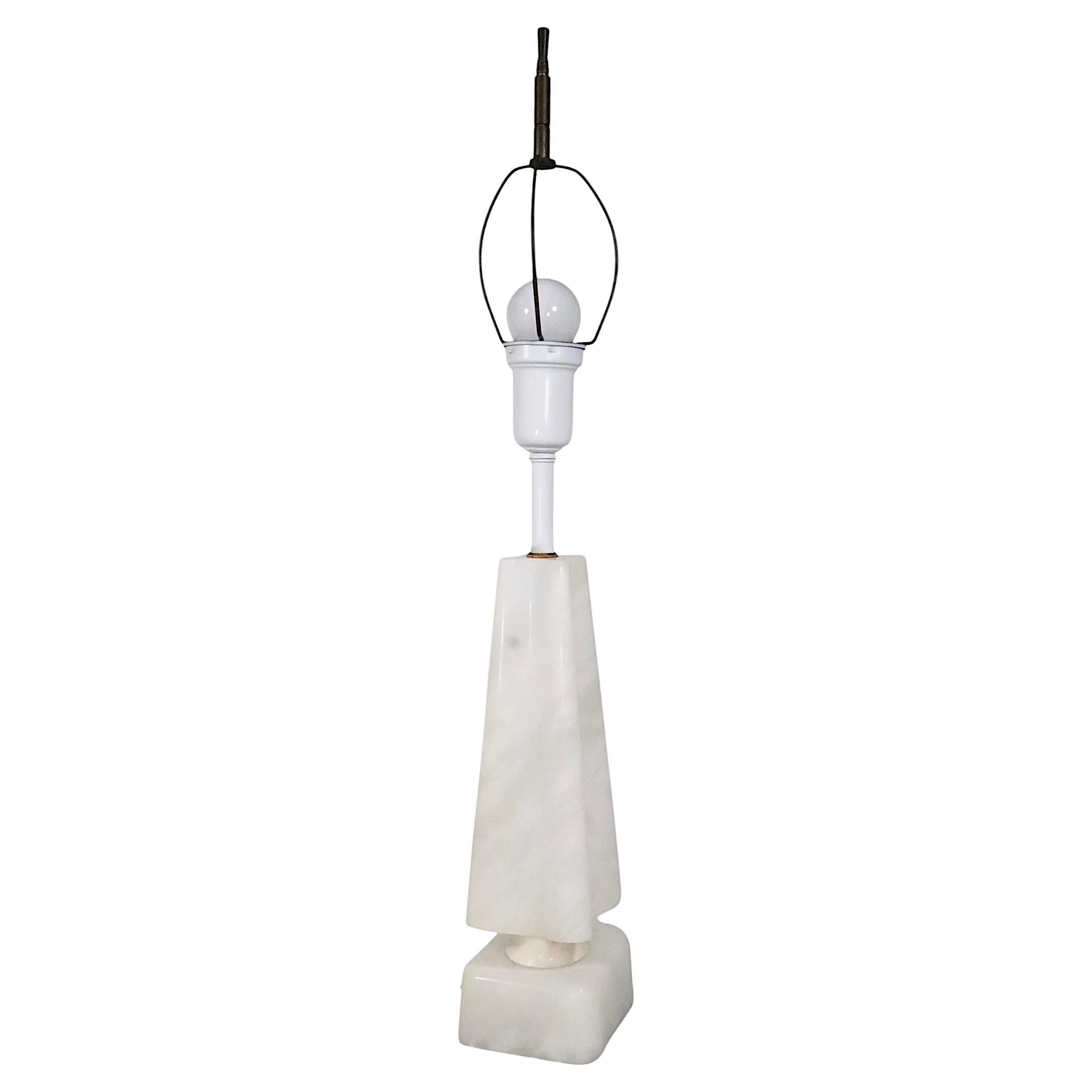 Marmor-Obelisk-Tischlampe in Quatrefoil-Form aus der Mitte des Jahrhunderts, ca. 1950/60er Jahre