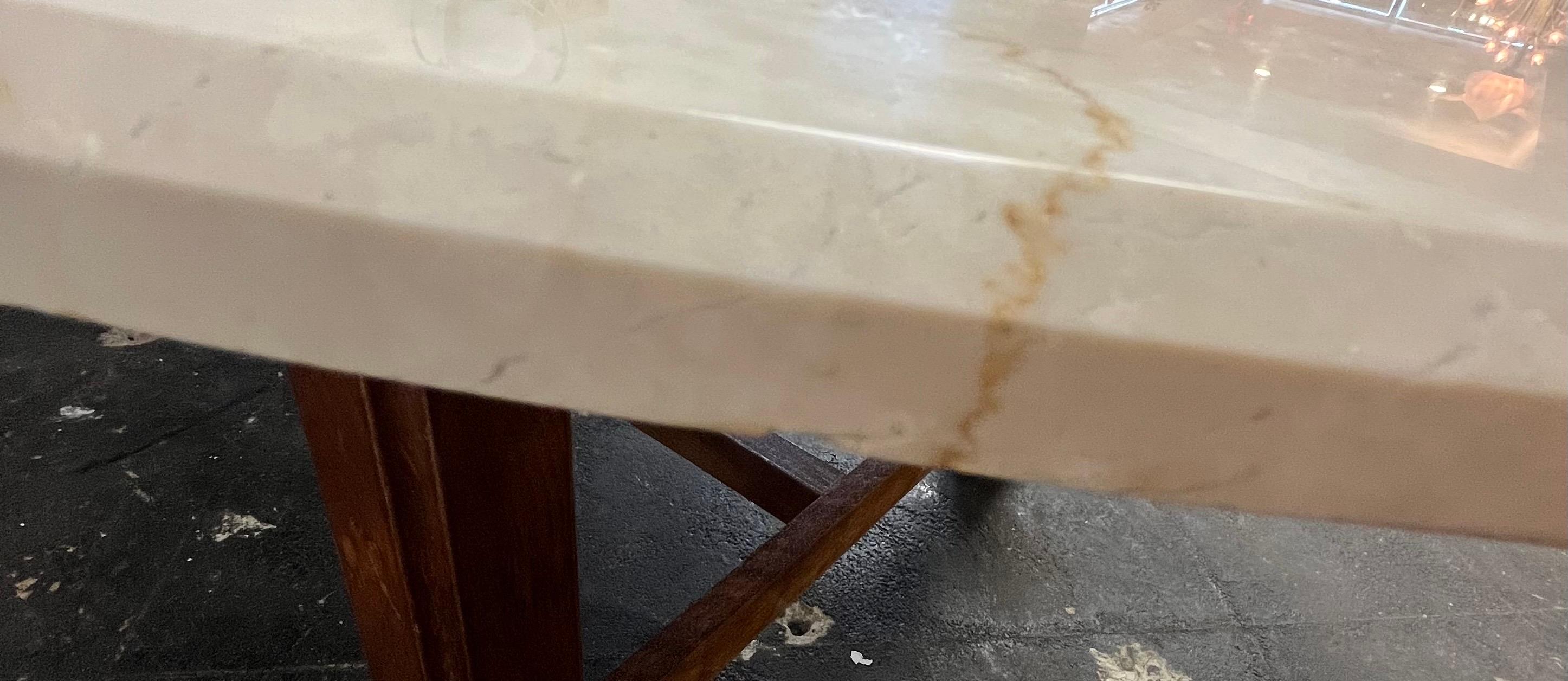 Pierre Table basse ovale en marbre du milieu du siècle en vente