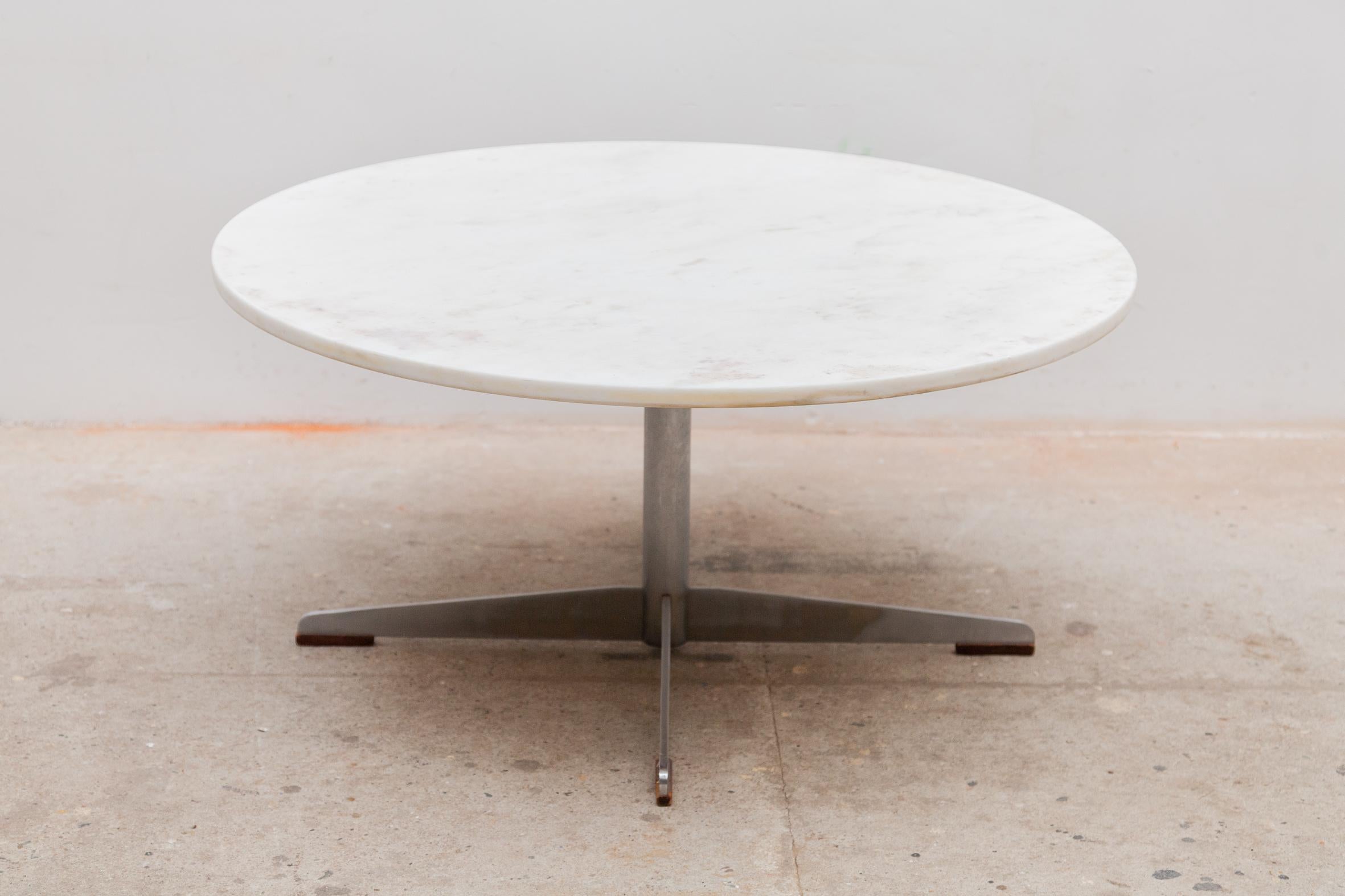 Mid-Century Modern Table basse ronde en marbre du milieu du sicle, annes 1960 en vente
