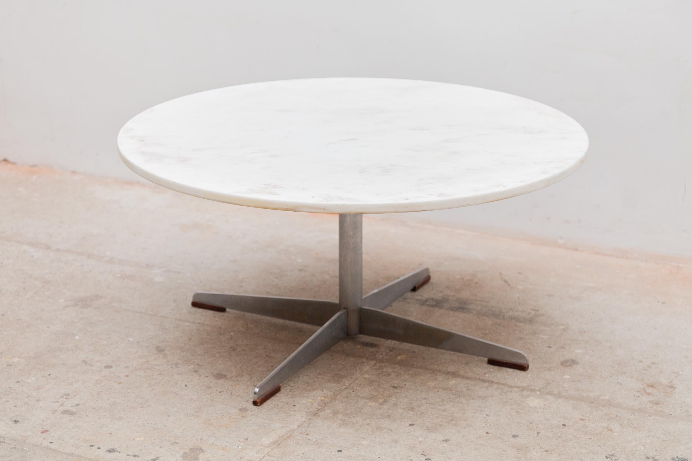 Belge Table basse ronde en marbre du milieu du sicle, annes 1960 en vente