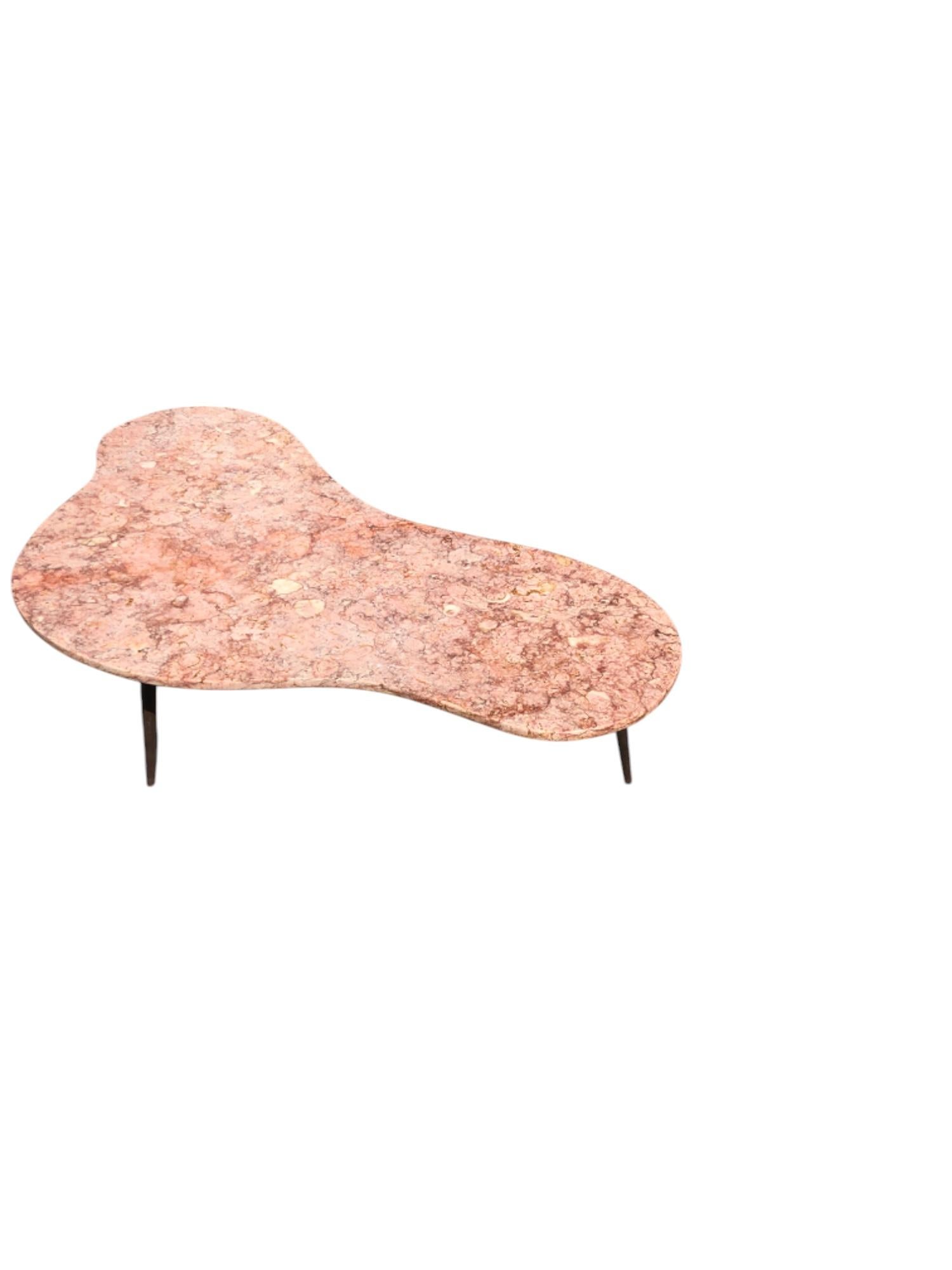 Table basse biomorphe du milieu du siècle à plateau en marbre en vente 3