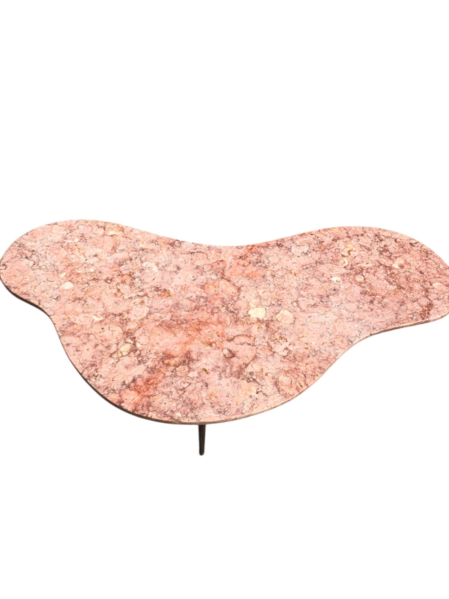 Table basse biomorphe du milieu du siècle à plateau en marbre en vente 4