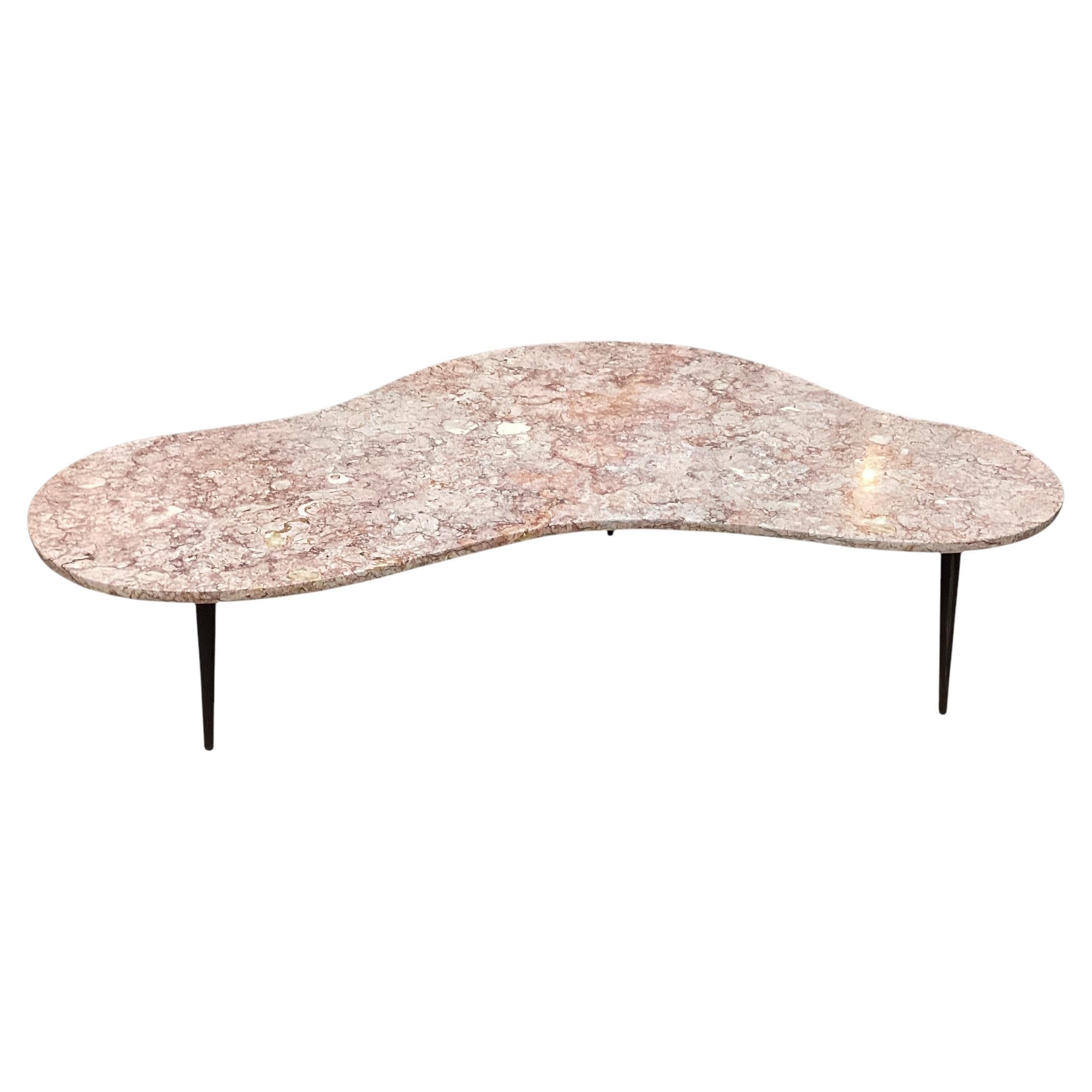 Table basse biomorphe à plateau en marbre du milieu du siècle, avec des pieds ronds et effilés et un magnifique plateau en marbre rouge. Estampillé 