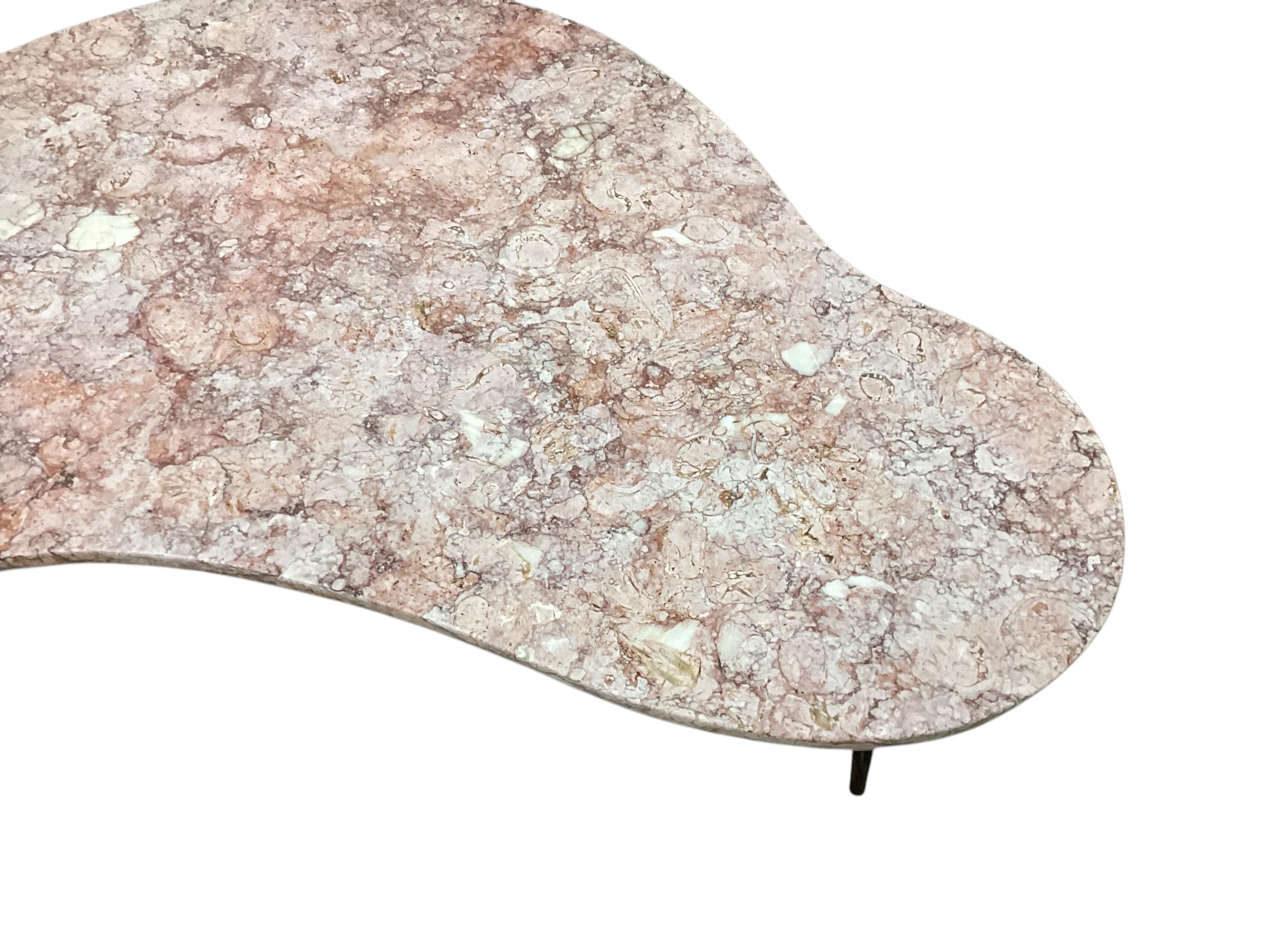 20ième siècle Table basse biomorphe du milieu du siècle à plateau en marbre en vente