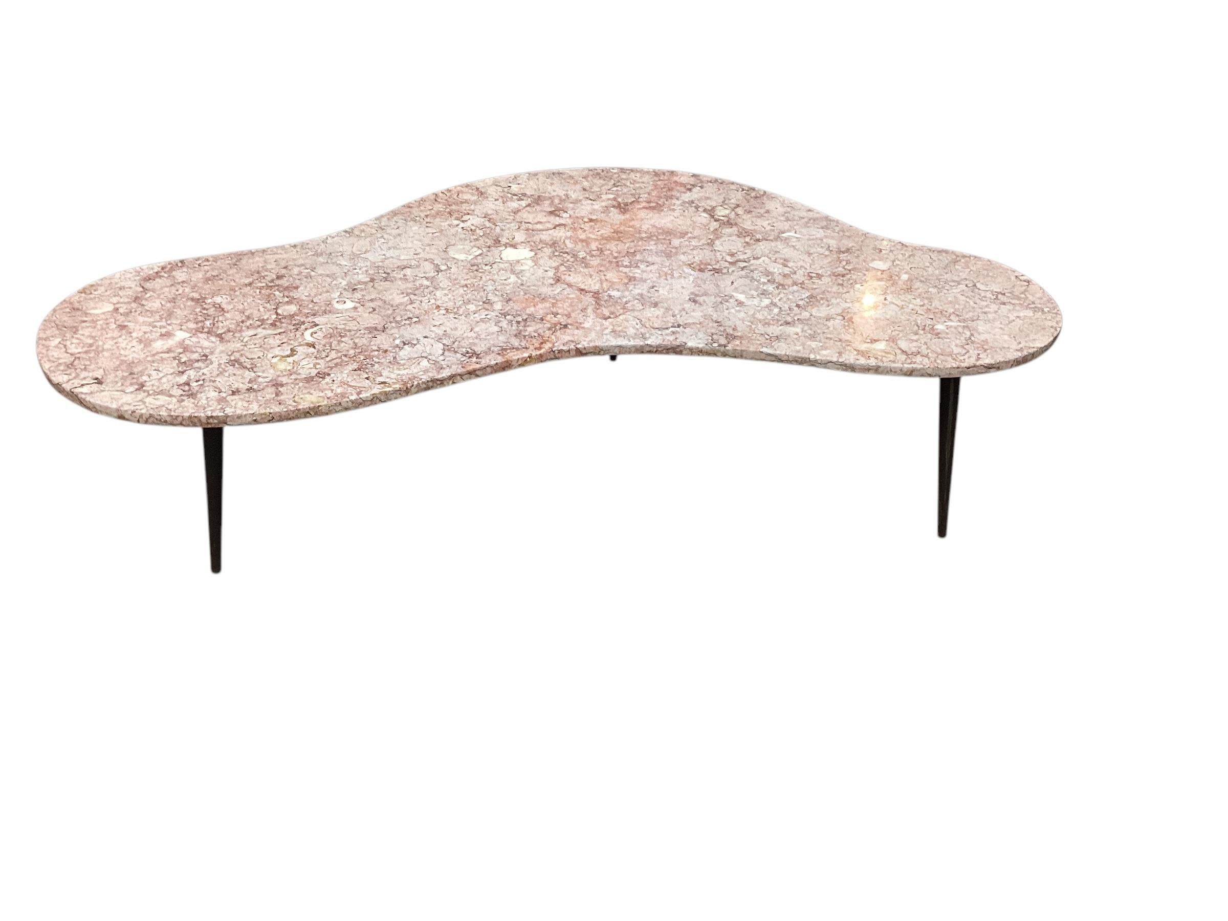 Marbre Table basse biomorphe du milieu du siècle à plateau en marbre en vente