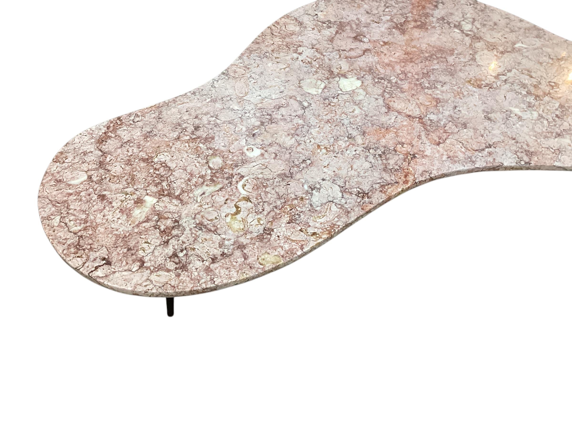 Table basse biomorphe du milieu du siècle à plateau en marbre en vente 1