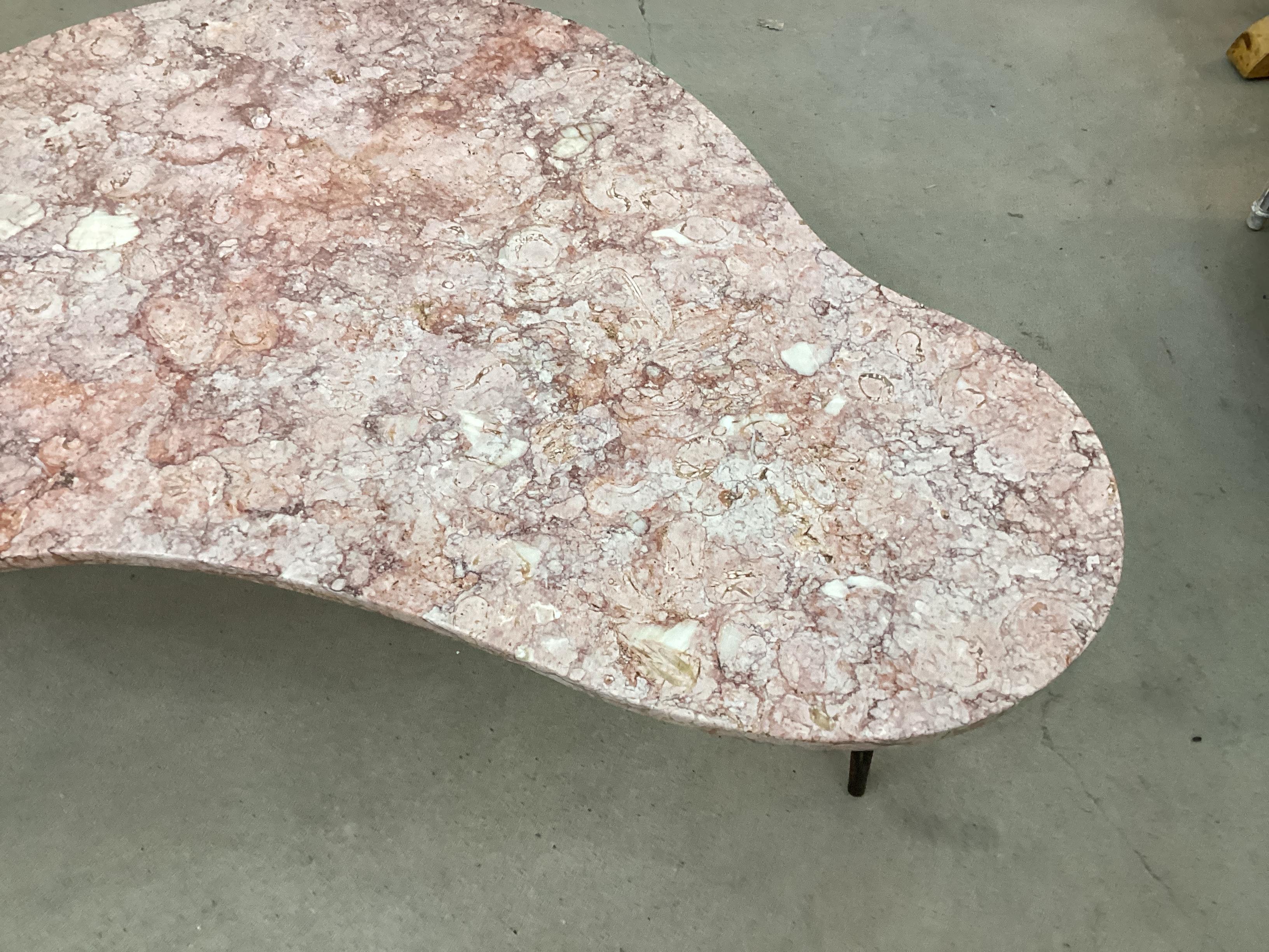 Table basse biomorphe du milieu du siècle à plateau en marbre en vente 2