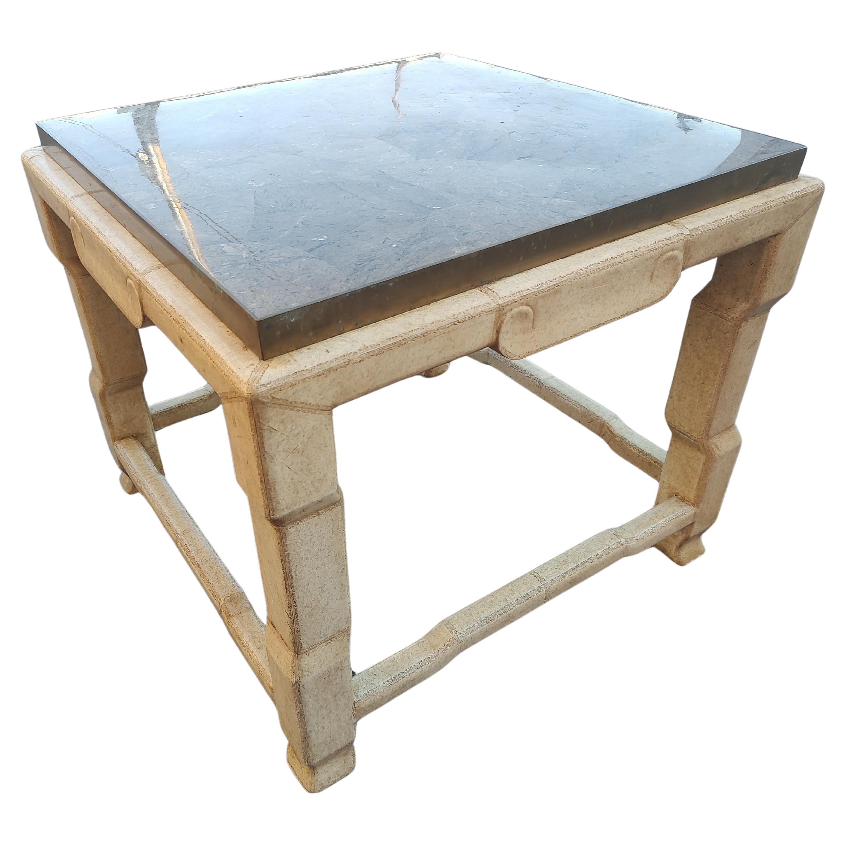 Mesa auxiliar y de cóctel con tapa de mármol de mediados de siglo y base de cuero Marge Carson Regencia de Hollywood en venta