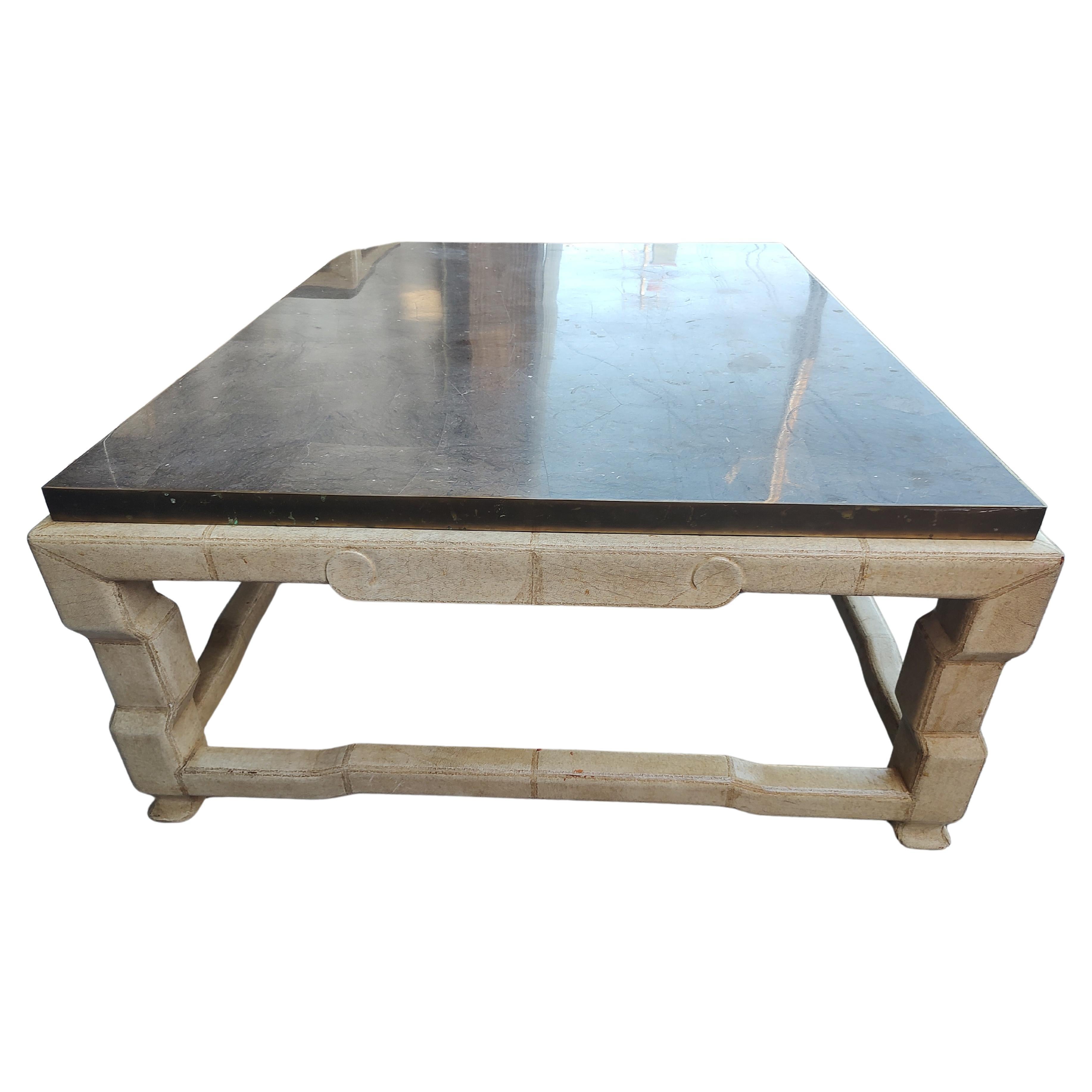 Mesa auxiliar y de cóctel con tapa de mármol de mediados de siglo y base de cuero Marge Carson Filipino en venta