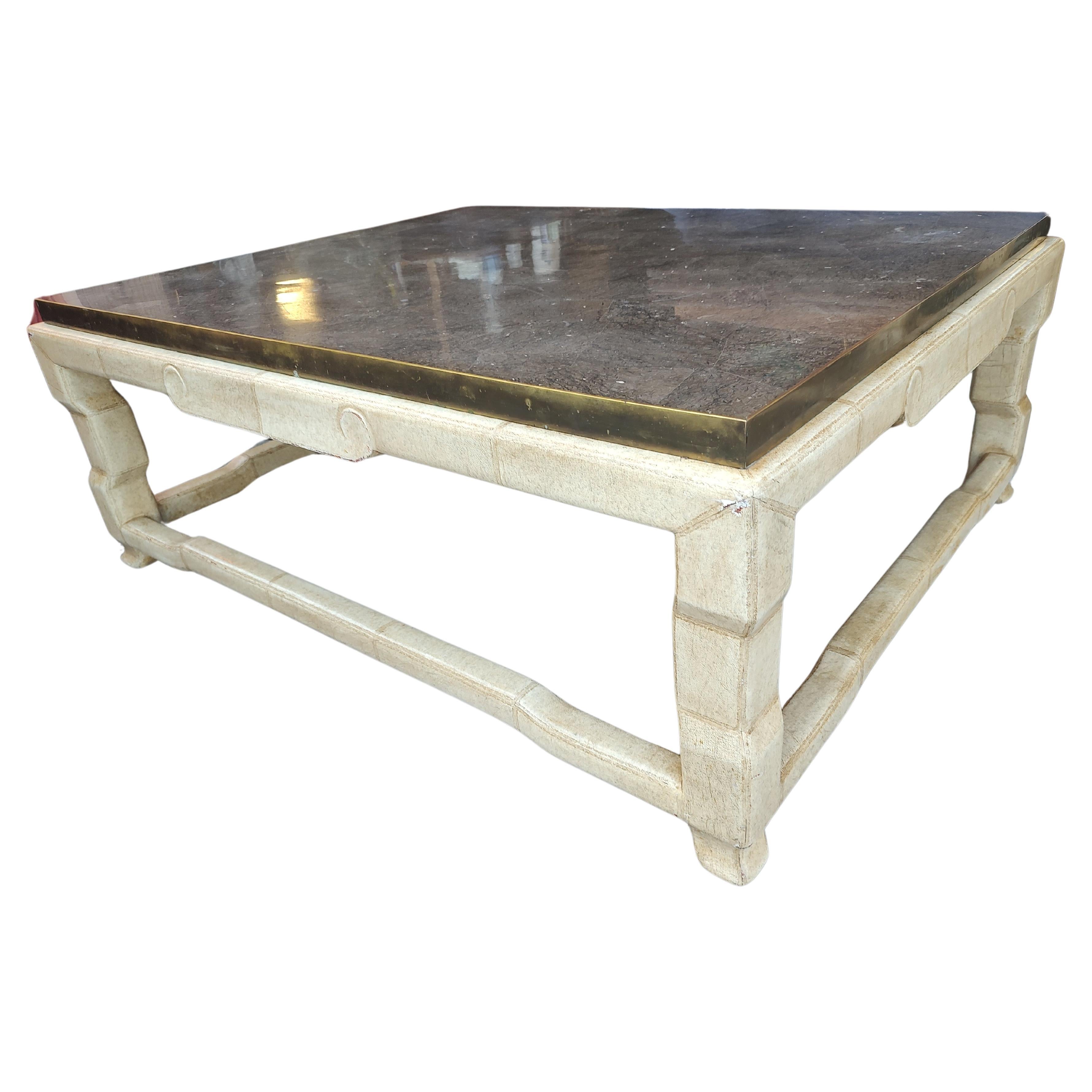 Mesa auxiliar y de cóctel con tapa de mármol de mediados de siglo y base de cuero Marge Carson En relieve en venta