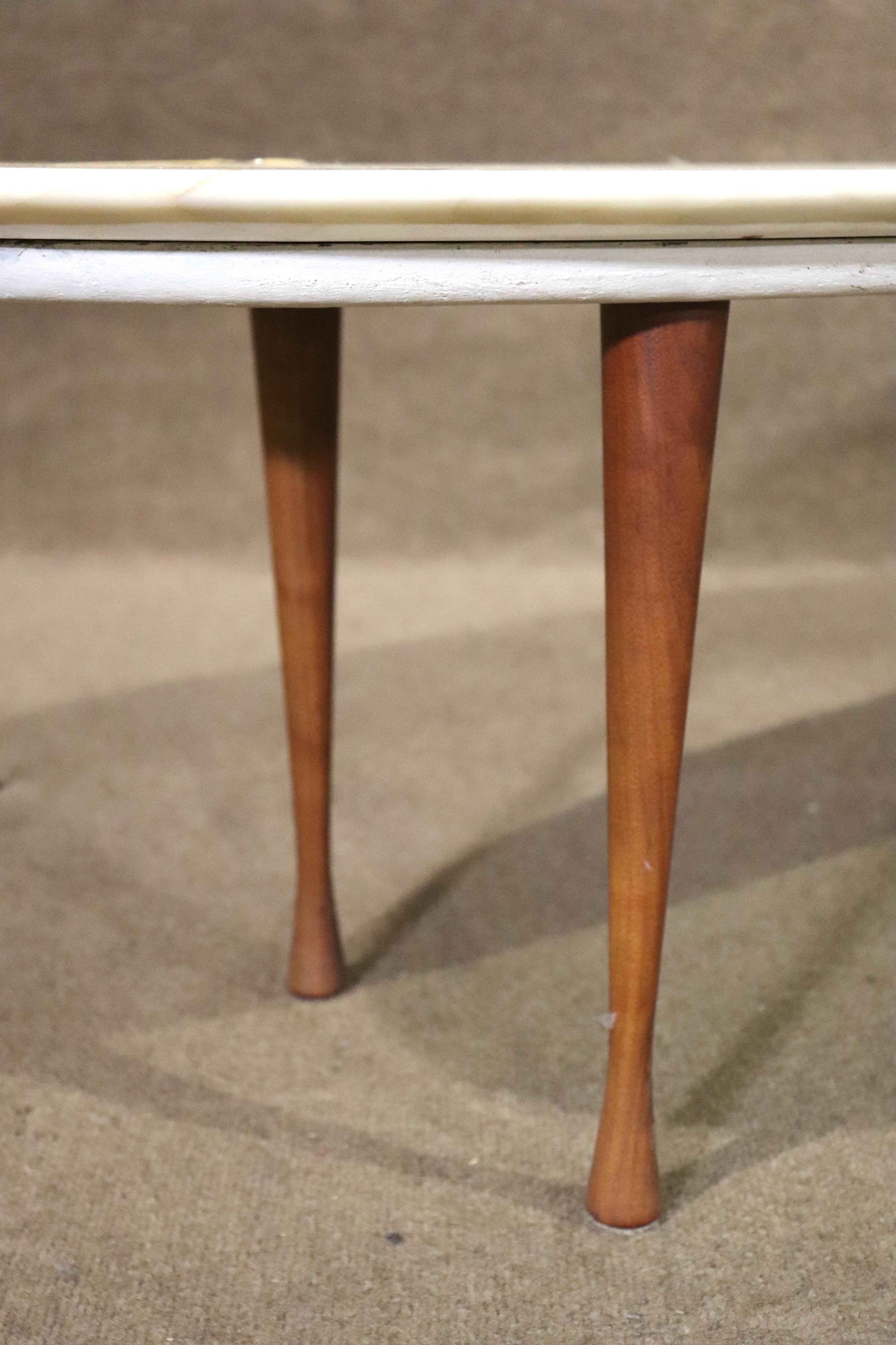 Mid-Century Modern Table basse à plateau en marbre du milieu du siècle en vente