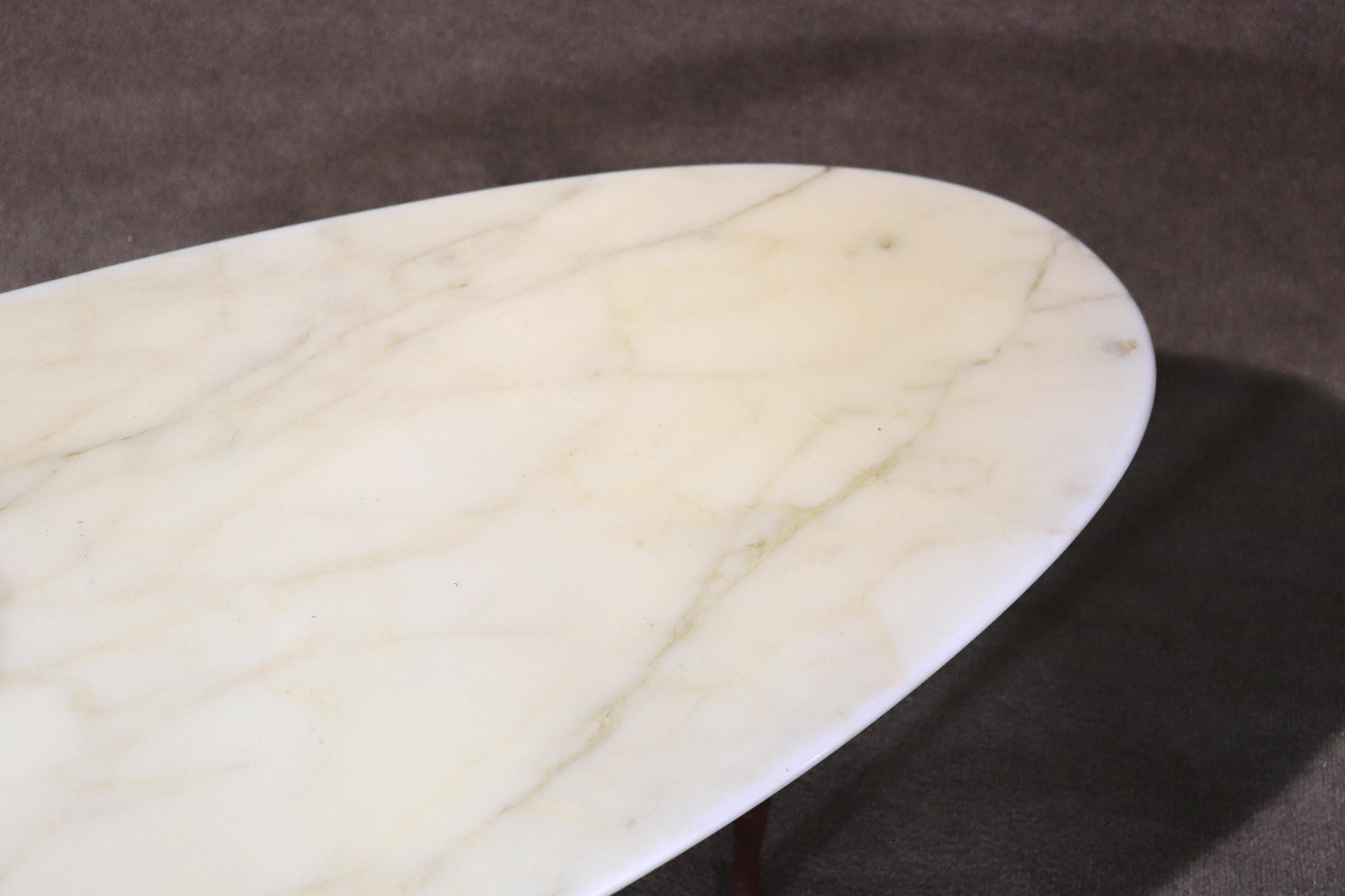 Marbre Table basse à plateau en marbre du milieu du siècle en vente
