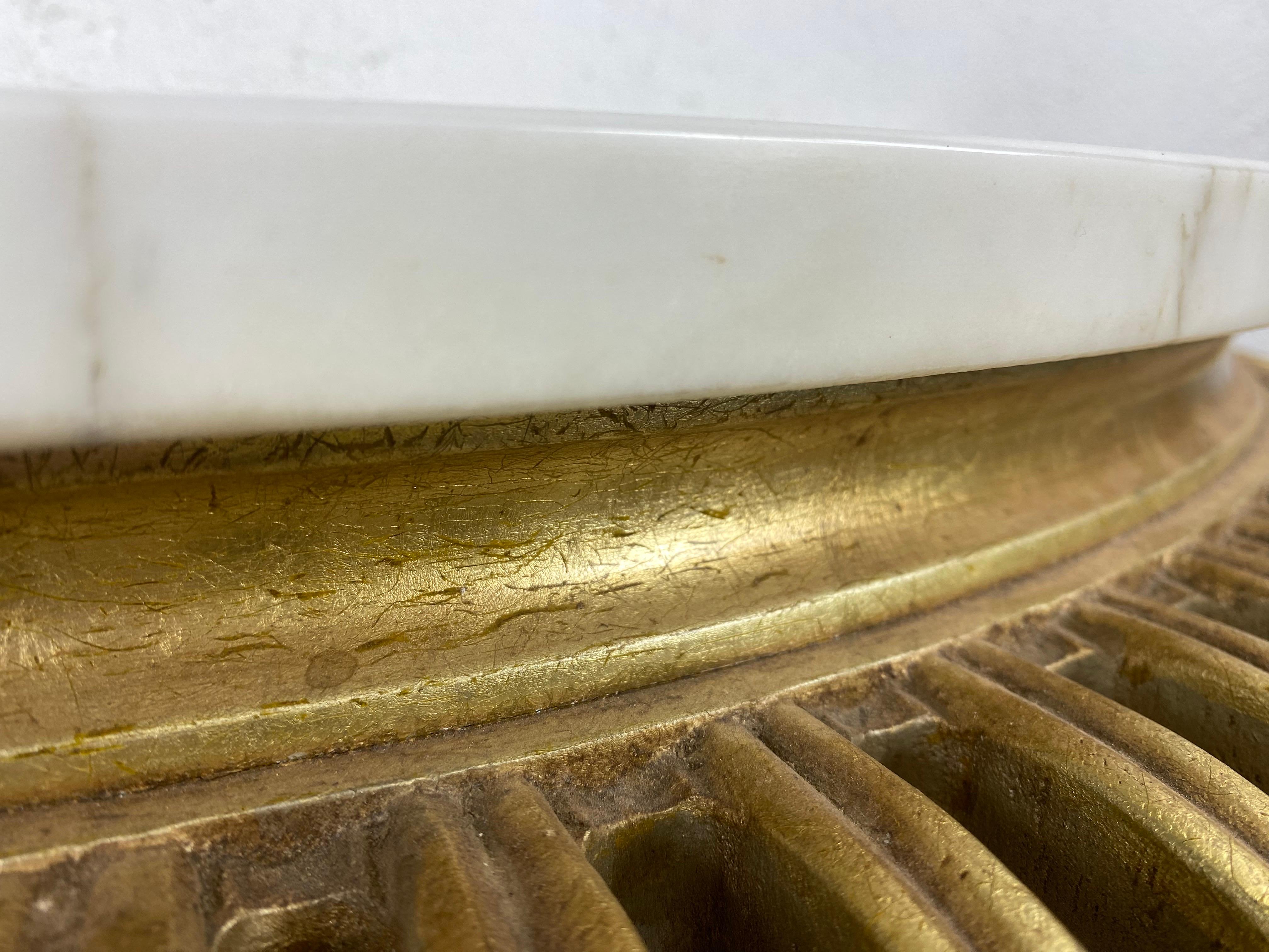 Si tratta di una consolle vintage di metà secolo in stile Hollywood Regency con il piano in marmo. Questa consolle ha una superficie rifinita in foglia d'oro ed è dotata di un piano in marmo bianco italiano di Carrera.
