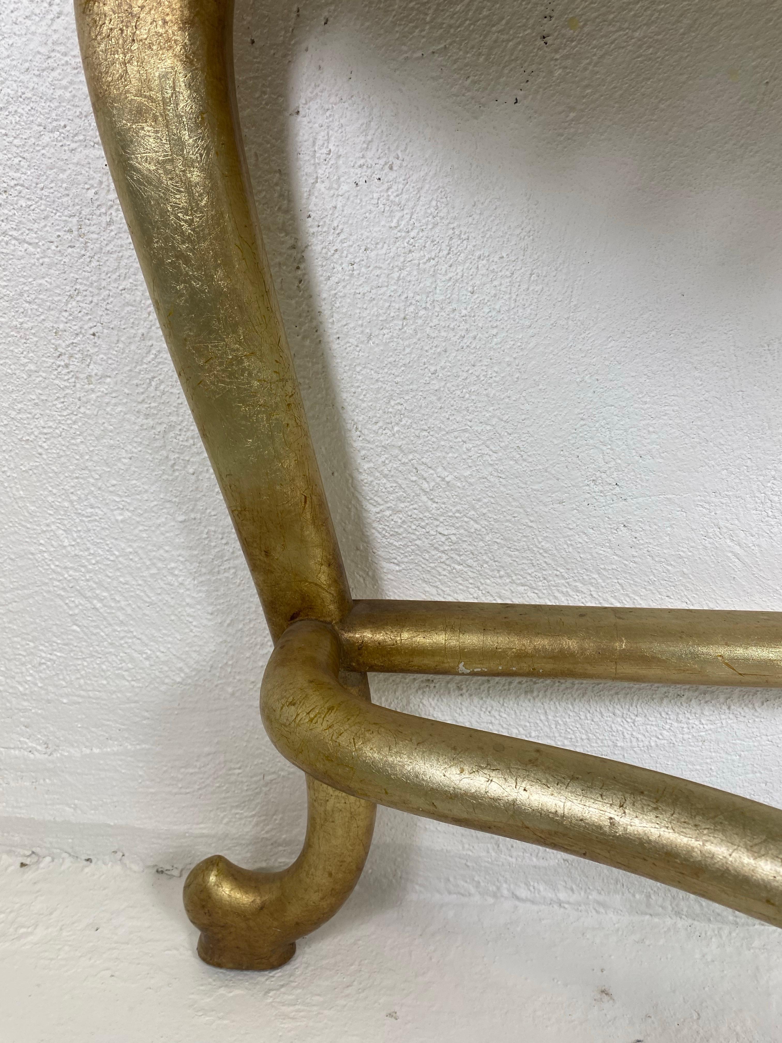 Dorato Console Hollywood Regency di metà secolo con ripiano in marmo in vendita