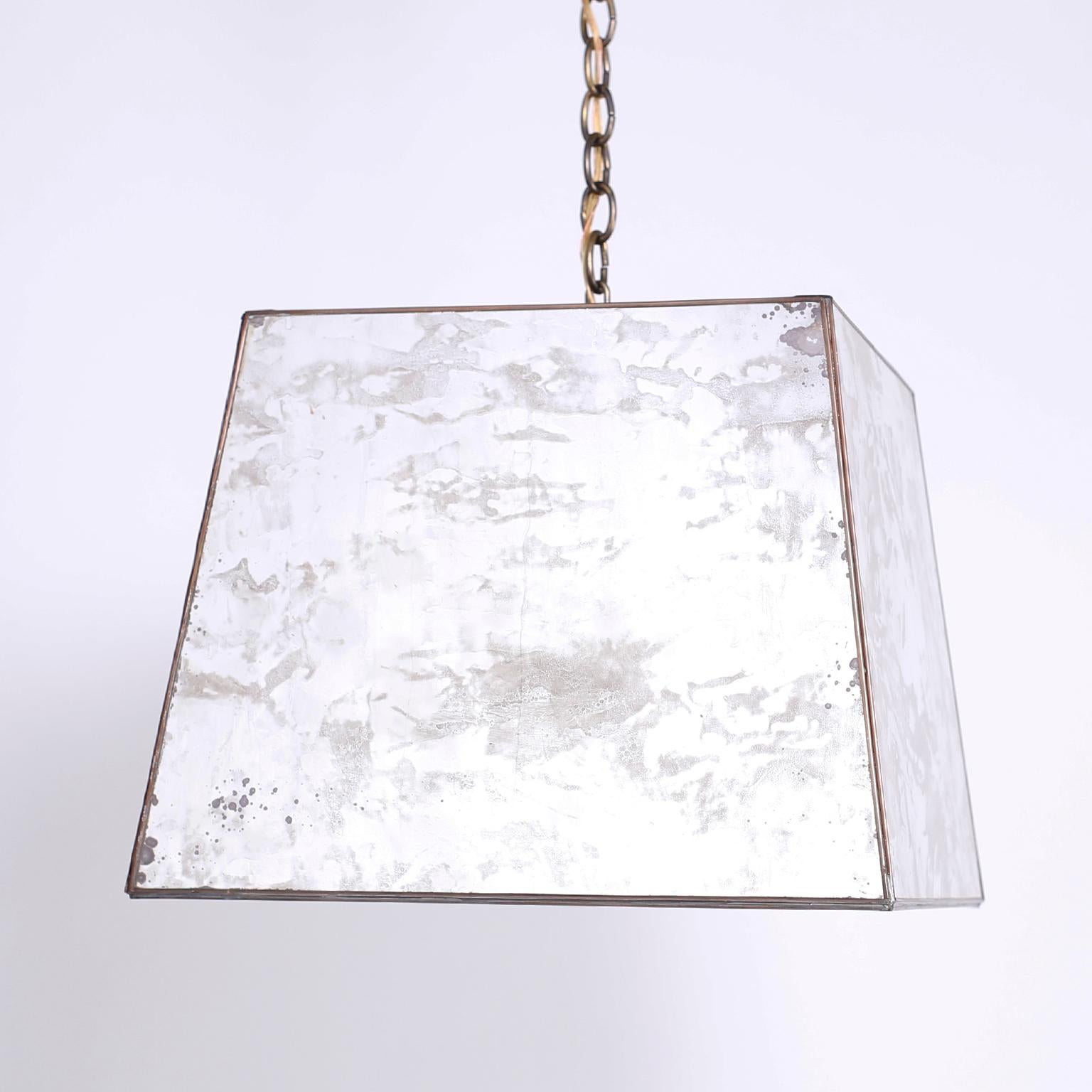Pendente unico di metà secolo con pannelli a specchio marmorizzati e ossidati a forma di trapezio. Il fondo ha un quadrato aperto che proietta la luce verso il basso.