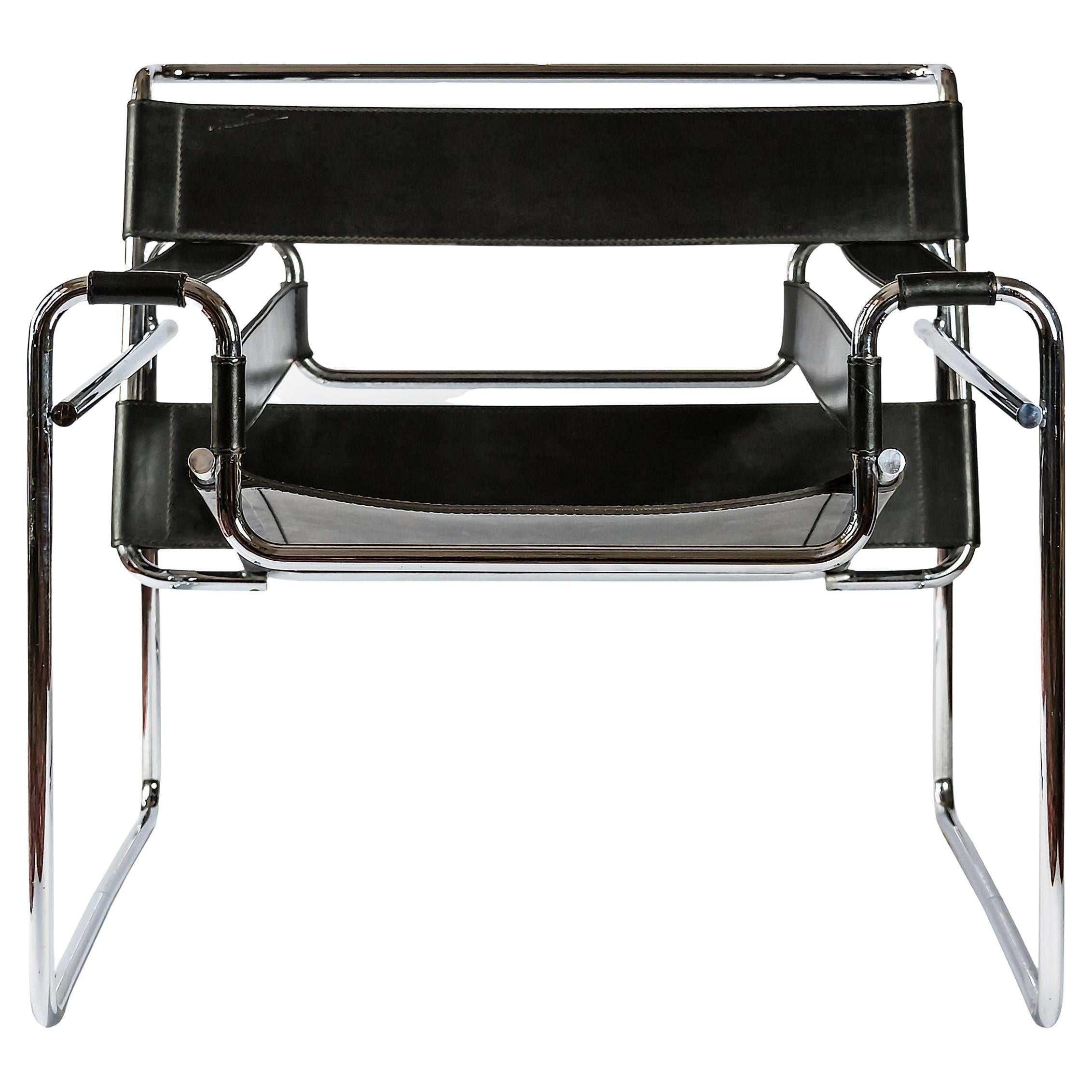 Chaise vintage Wassily, conçue par Marcel Breuer, vers 1925.
Date de fabrication vers les années 1960 par Gavina en Italie.
Estampillé sur le cuir.
En cuir noir, cadre en tube d'acier chromé.
Bon état vintage.

 

 