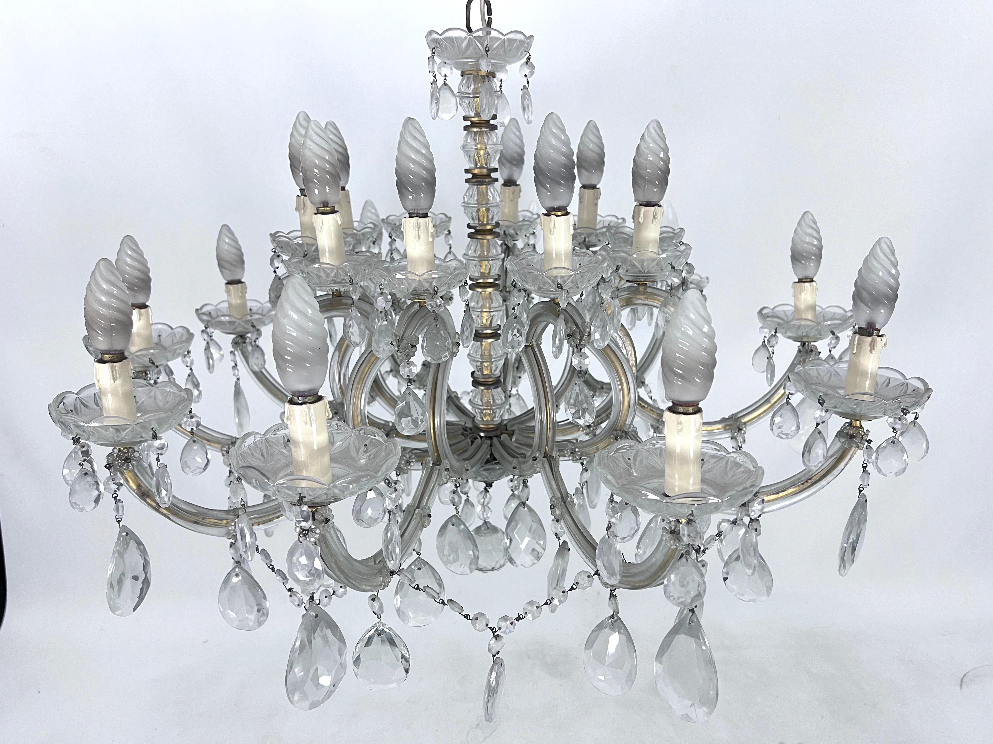 Mid-Century Maria Teresa crystal and brass large chandelier. Italy 1940s For Sale 5