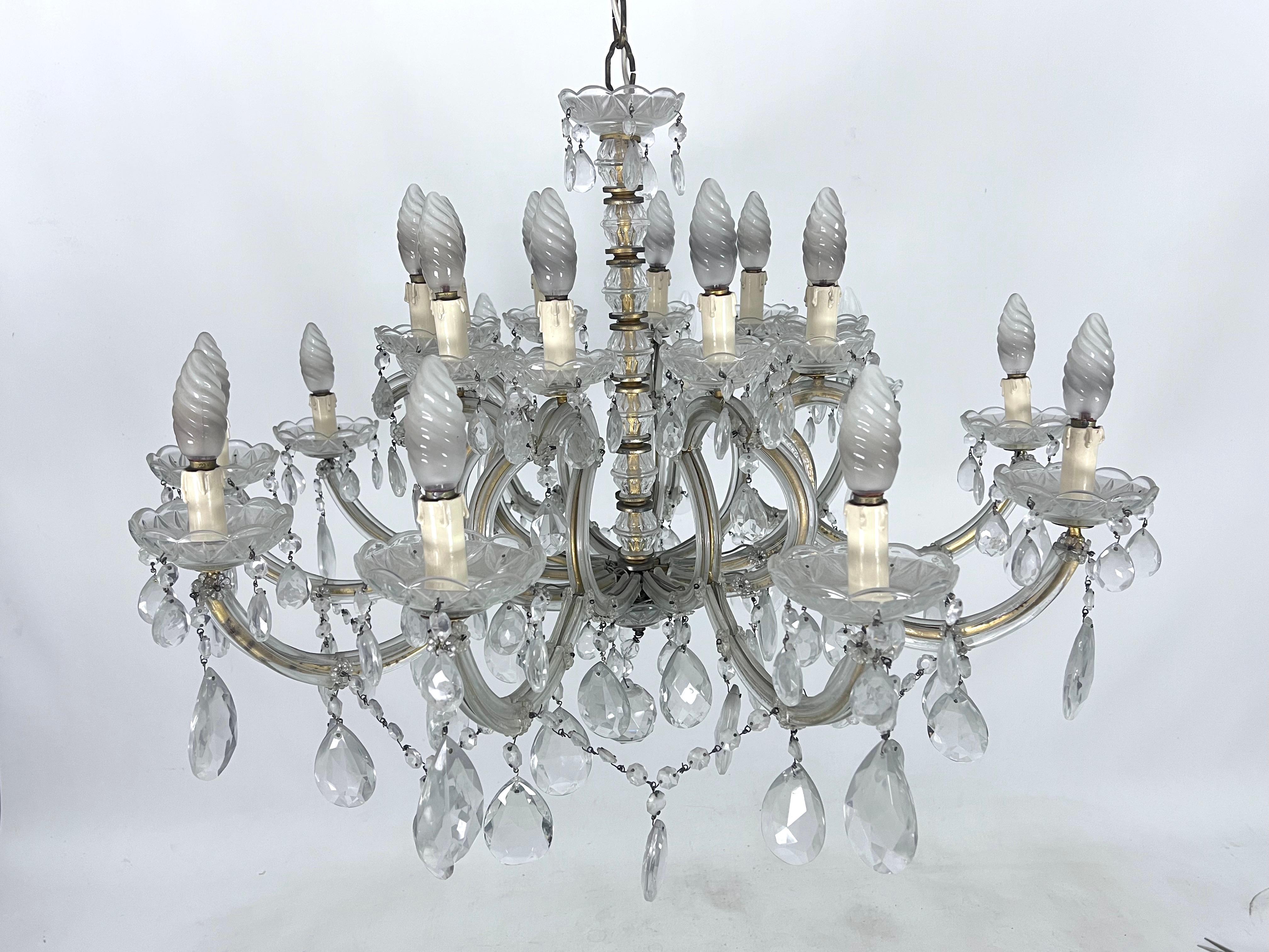 Mid-Century Maria Teresa crystal and brass large chandelier. Italy 1940s In Good Condition For Sale In Catania, CT