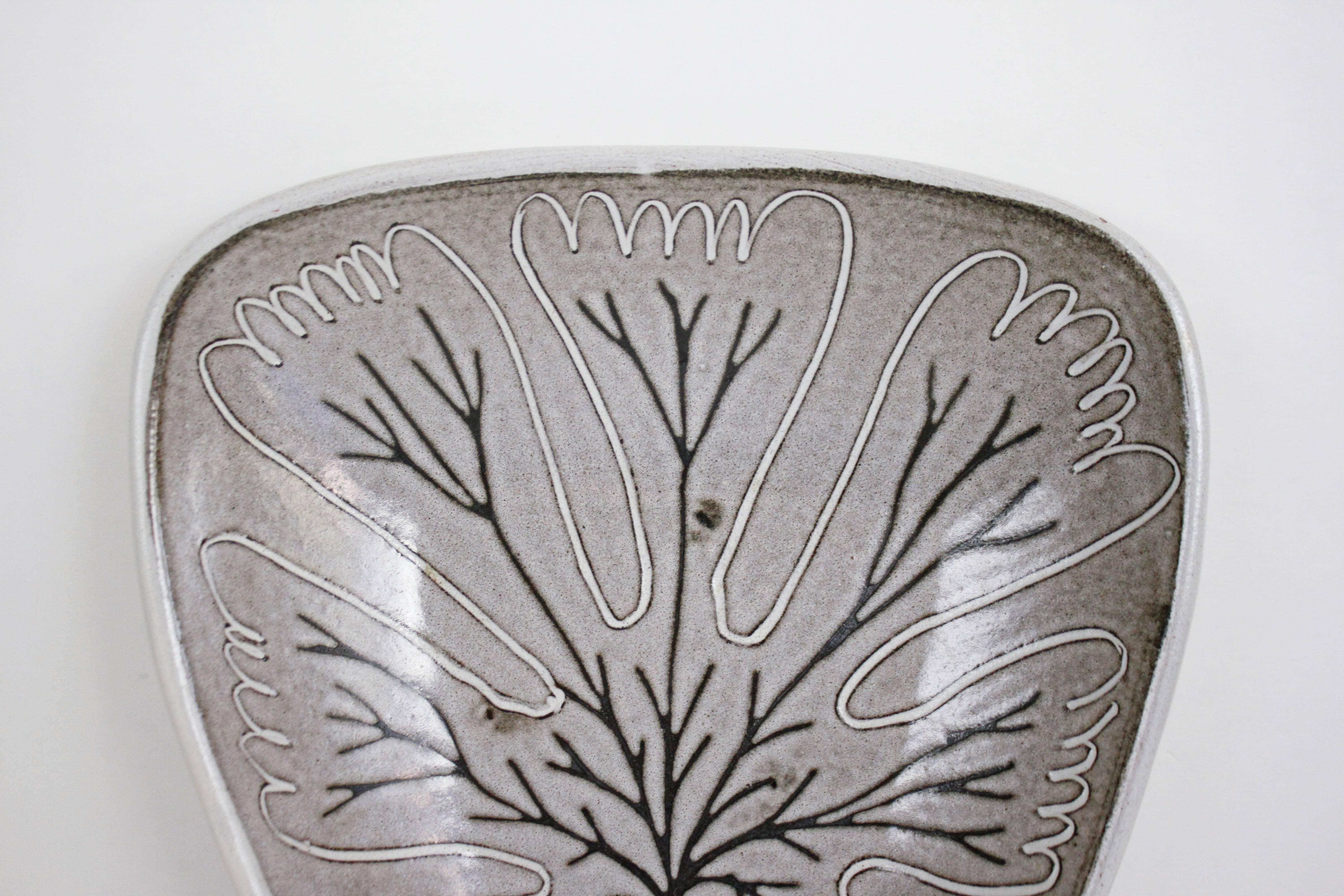 Mid-Century Modern leaf dish by British studio potter Marianne de Trey. Lovely soft gray-brown and off-white glaze with organic leaf design.