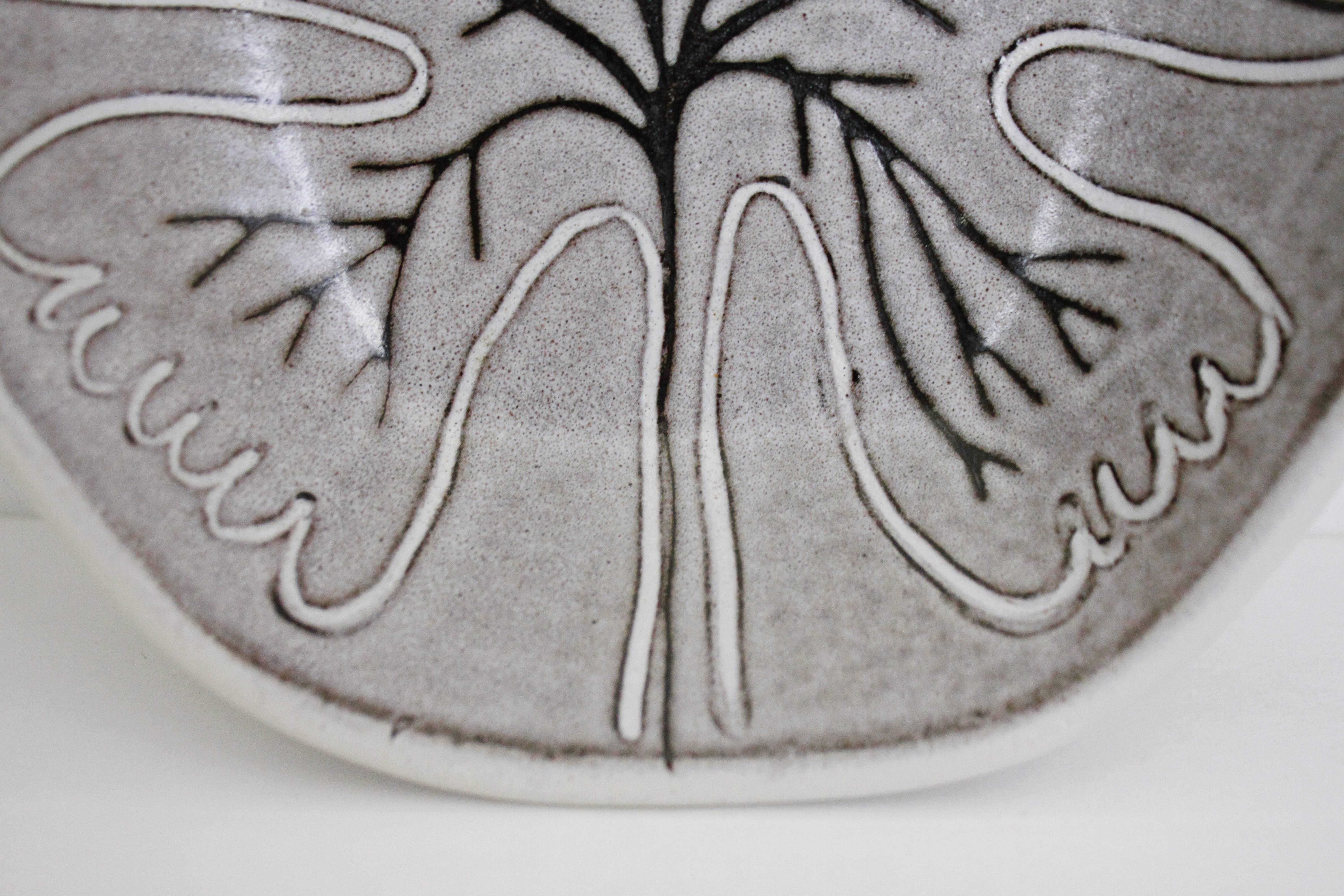 Midcentury Marianne de Trey Pottery Leaf Dish In Excellent Condition For Sale In Sacramento, CA