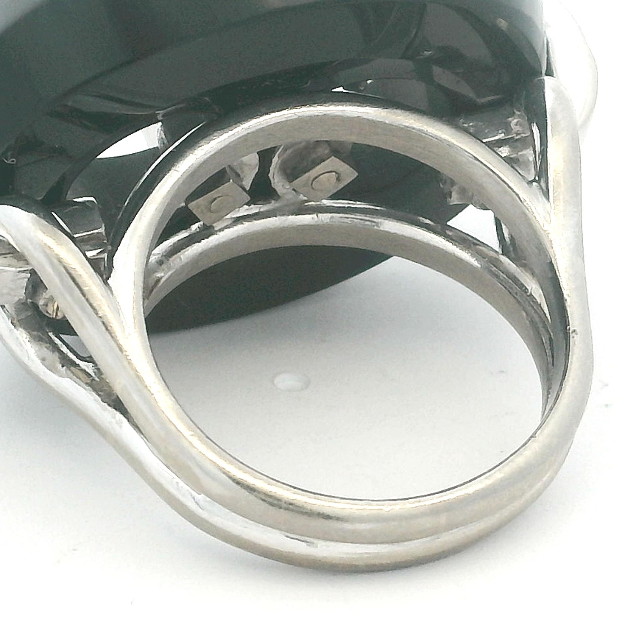 Bague de cocktail en or blanc 18 carats, onyx et diamants, lien Marin du milieu du siècle dernier en vente 5