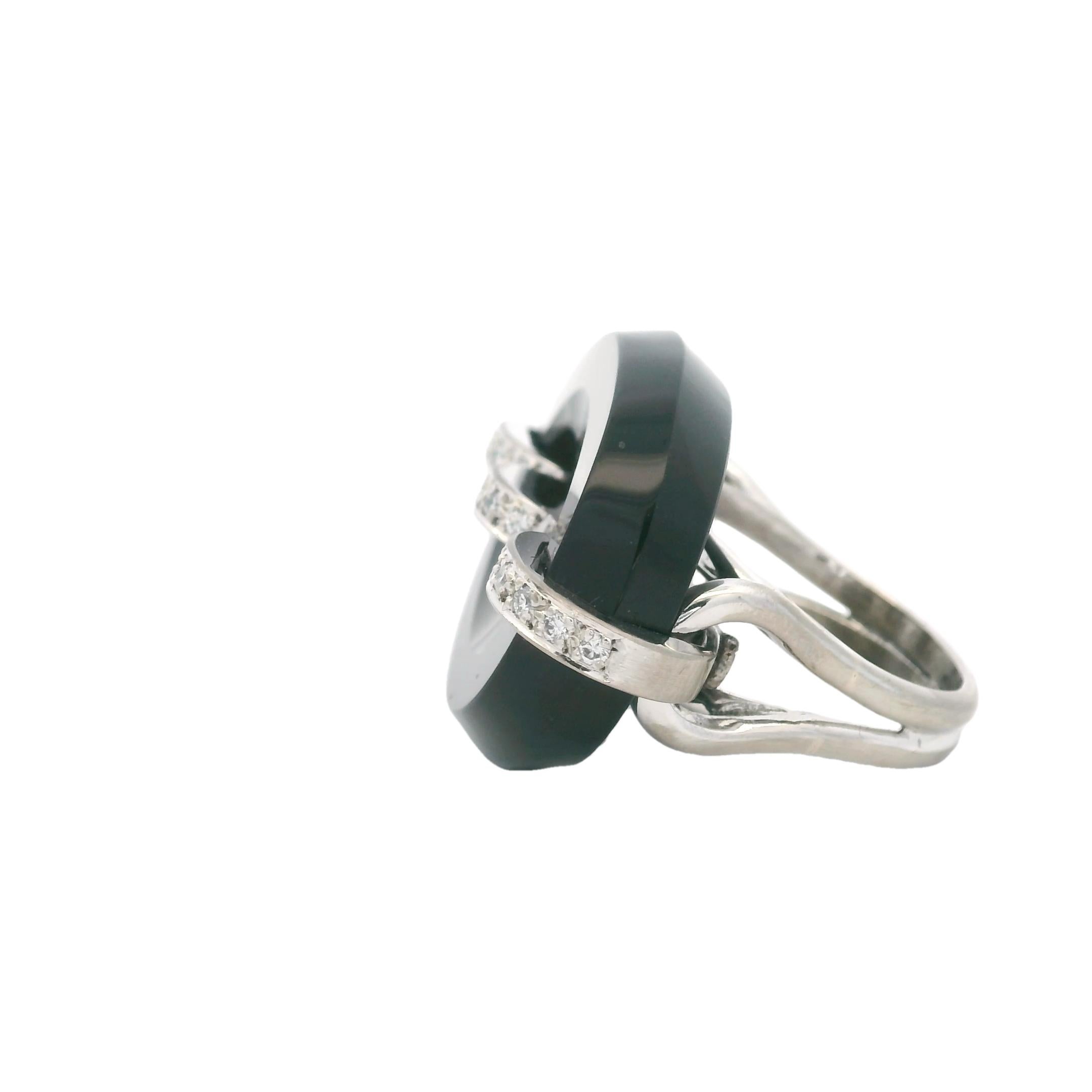 Dieser kühne und skulpturale Cocktailring aus der Mitte des Jahrhunderts (ca. 1950) zeigt ein dramatisches Gliedermotiv eines Seemanns, das aus reichlich poliertem natürlichem schwarzem Onyx geschnitzt ist und etwa 25 Karat wiegt. Das zentrale Glied