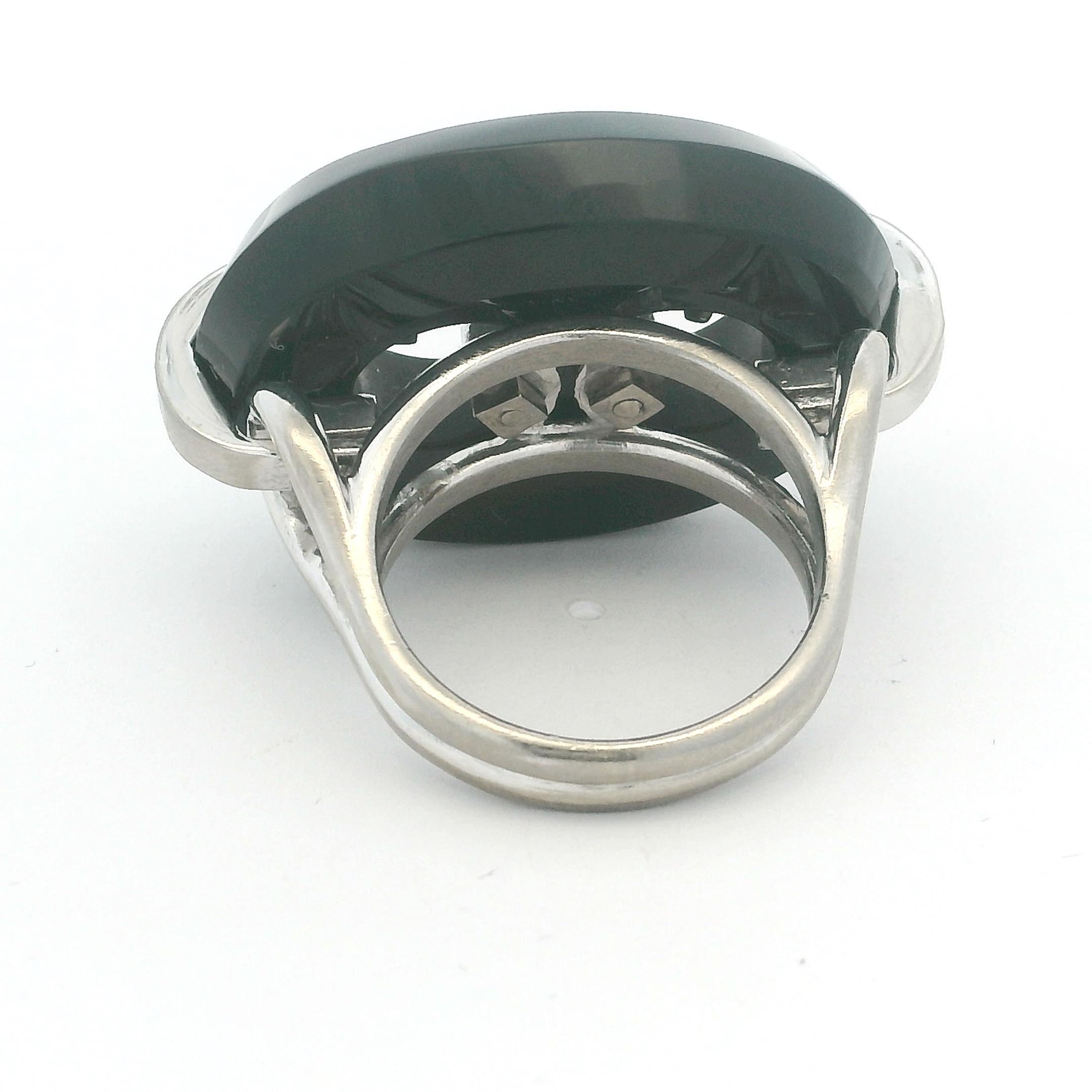 Bague de cocktail en or blanc 18 carats, onyx et diamants, lien Marin du milieu du siècle dernier en vente 1