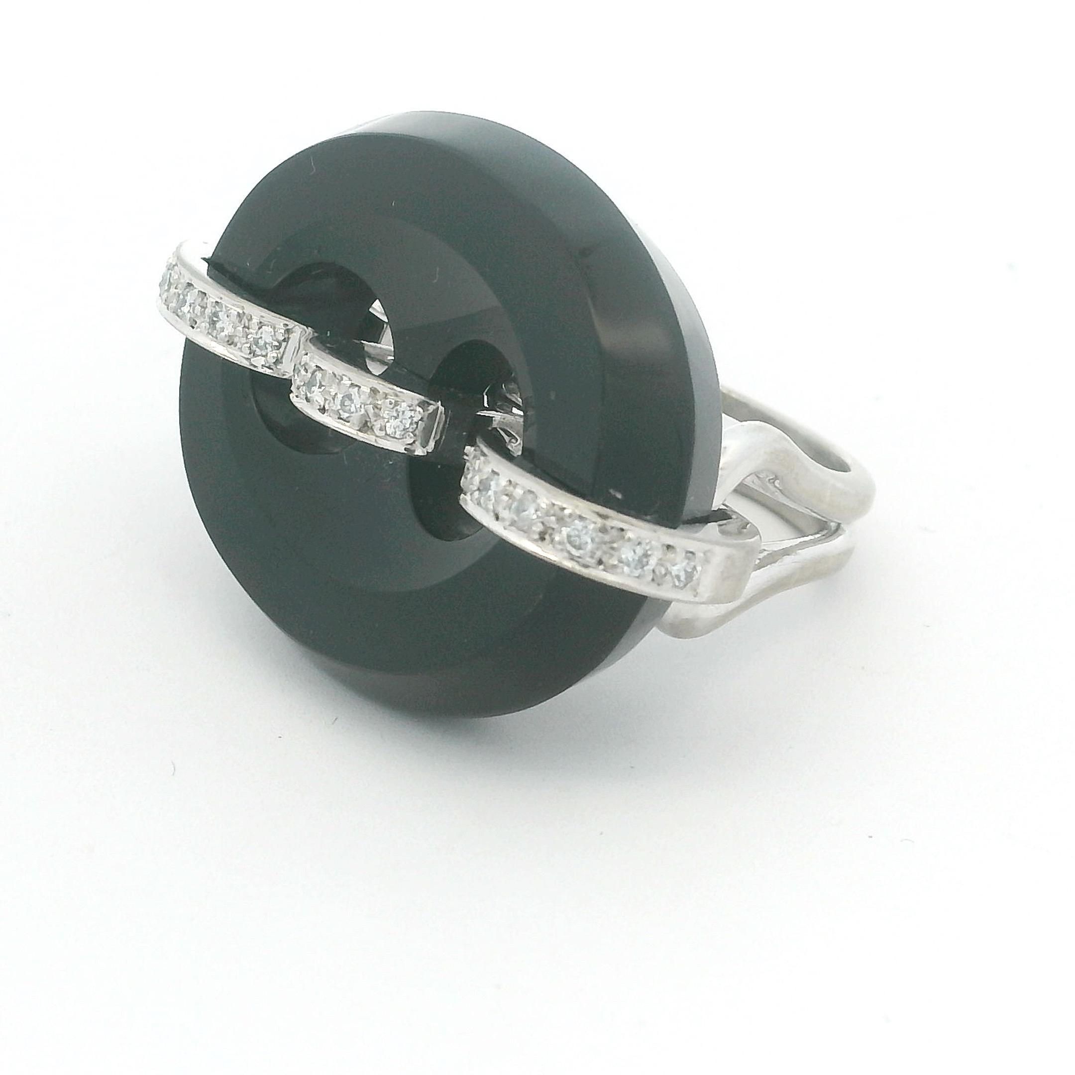 Bague de cocktail en or blanc 18 carats, onyx et diamants, lien Marin du milieu du siècle dernier en vente 3