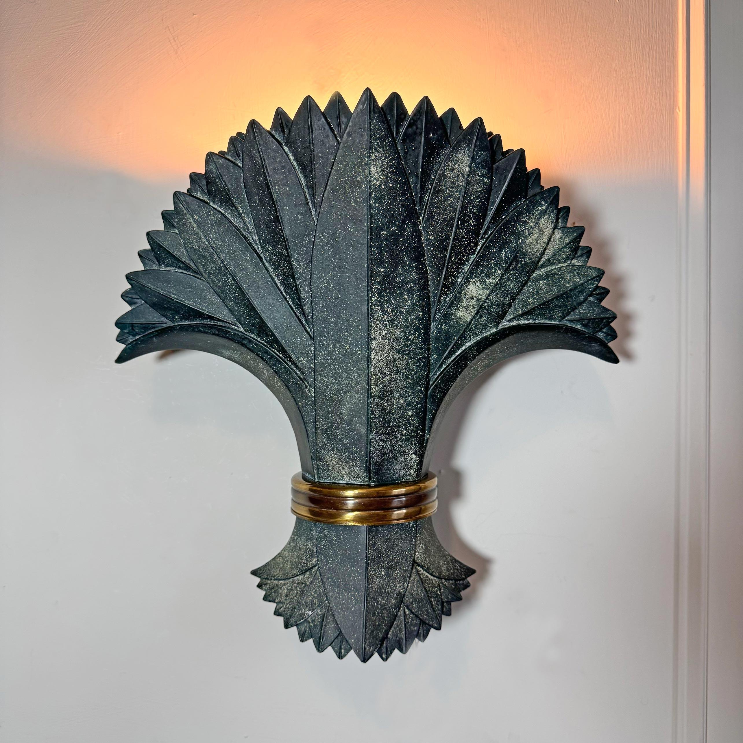Exceptionnelle applique vers 1950 de la société espagnole Marin SA. Le grand luminaire vert et or, formé de feuilles reliées par une bande dorée, est doté d'une seule ampoule e27 (grande ampoule à vis) et constitue un élément de design et