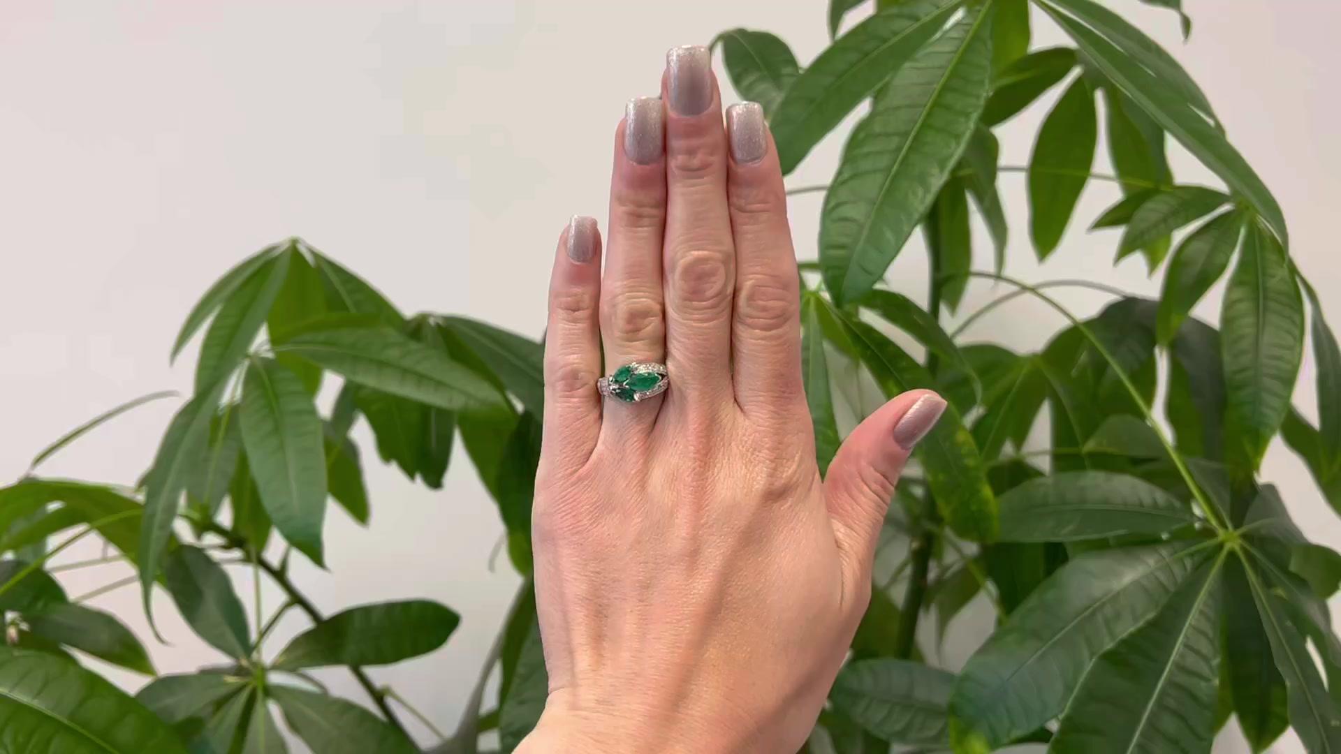 Ein Mid Century Marquise Cut Smaragd und Diamant Platin Ring. Mit drei Smaragden im Marquise-Schliff mit einem Gesamtgewicht von ca. 0,95 Karat. Akzentuiert durch 10 Diamanten im Übergangsschliff und vier spitz zulaufende Diamanten im