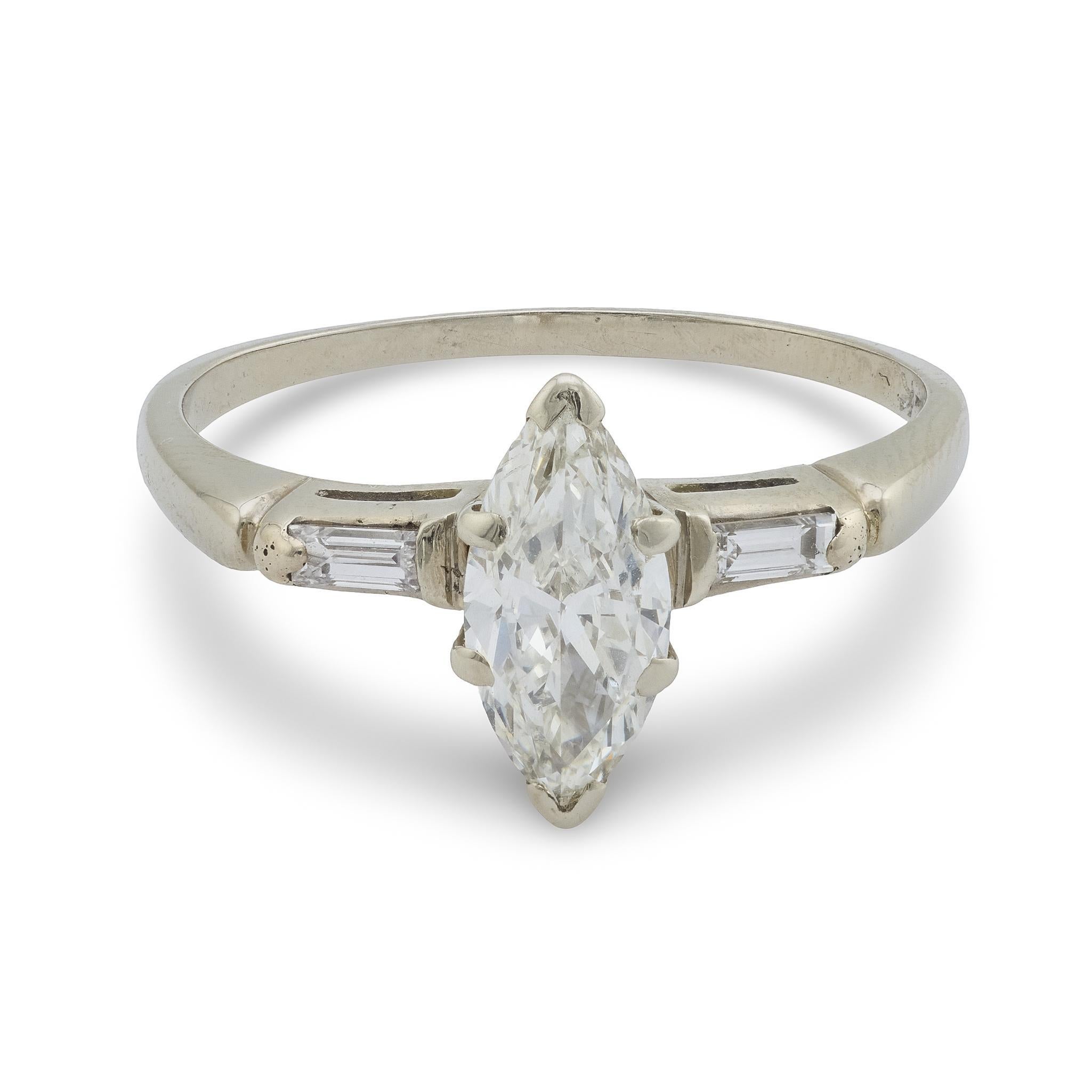 Moderne Bague de fiançailles en or blanc 14k avec diamant marquise de style Whiting en vente
