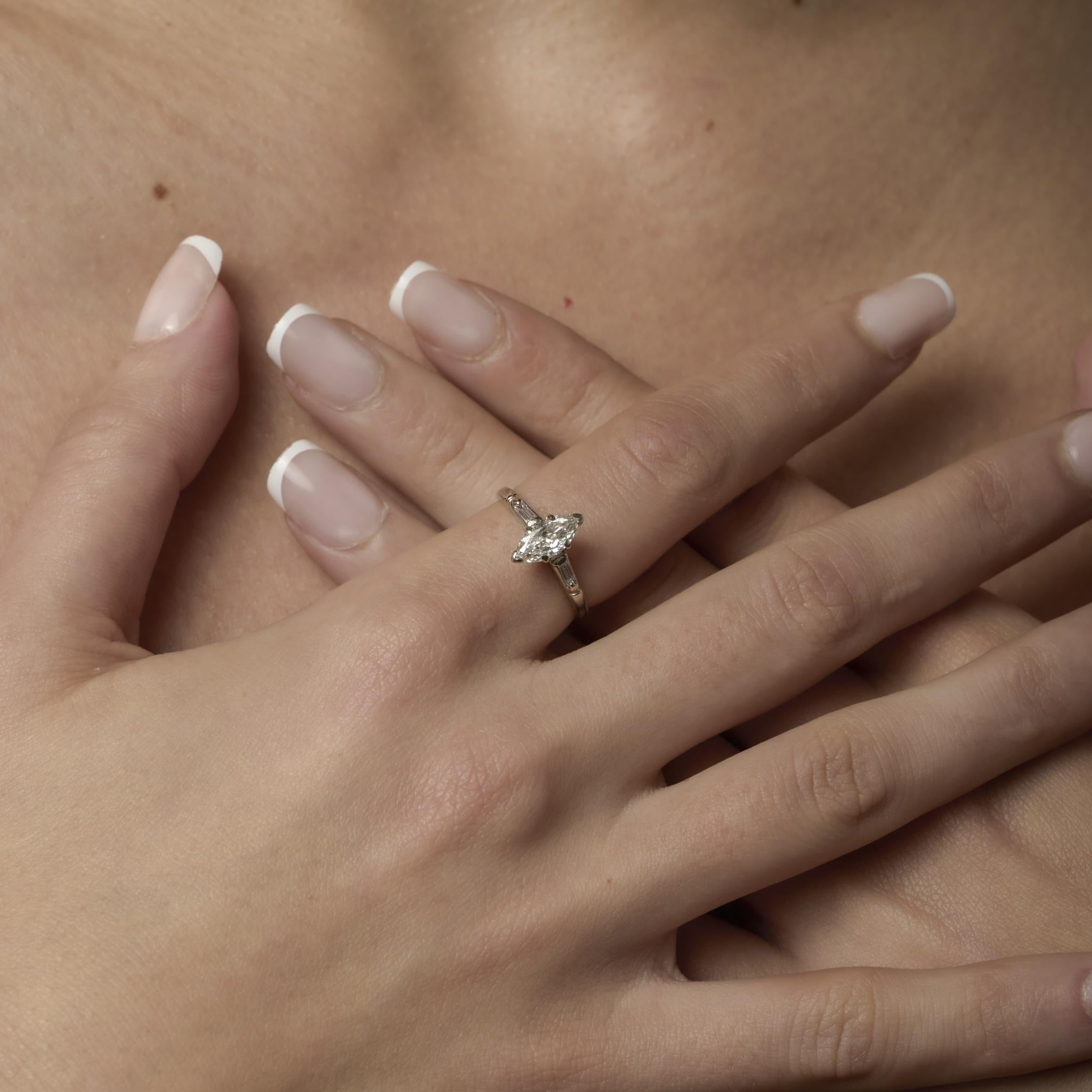 Taille Marquise Bague de fiançailles en or blanc 14k avec diamant marquise de style Whiting en vente