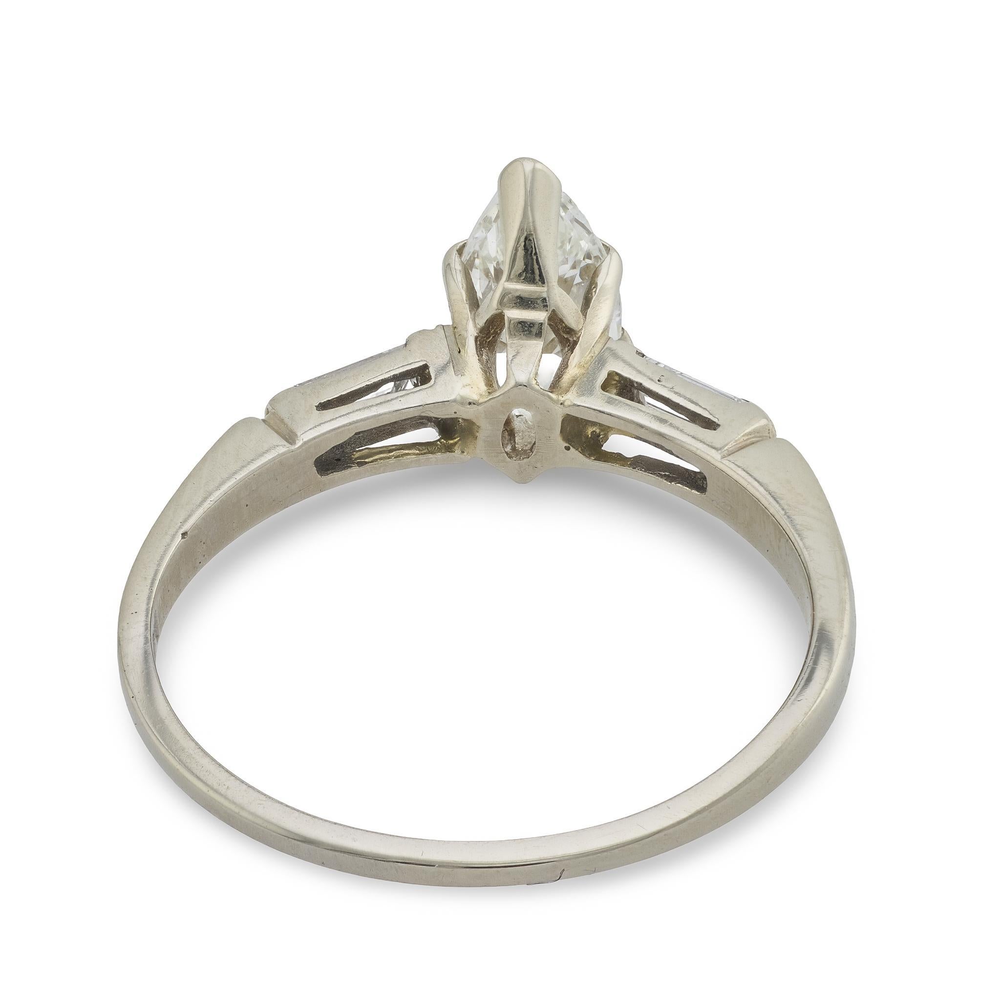Bague de fiançailles en or blanc 14k avec diamant marquise de style Whiting Bon état - En vente à Beverly Hills, CA