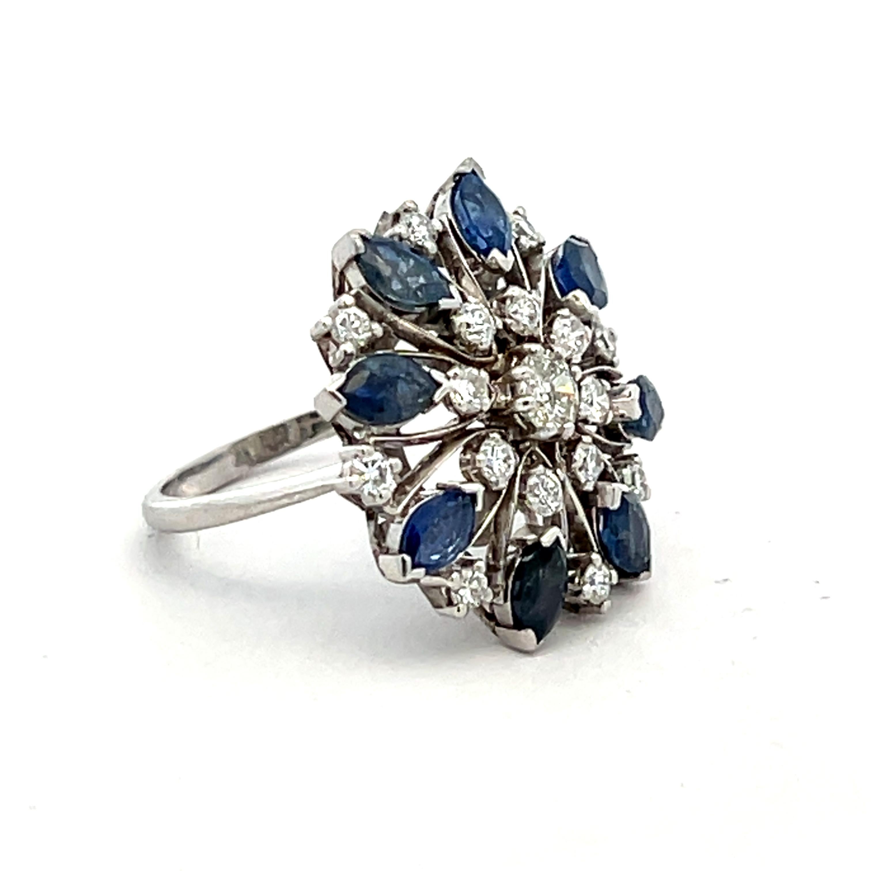 Anillo de cóctel de zafiro marquesa y diamantes de mediados de siglo en oro blanco de 18 quilates en Excelente estado para la venta en Miami, FL