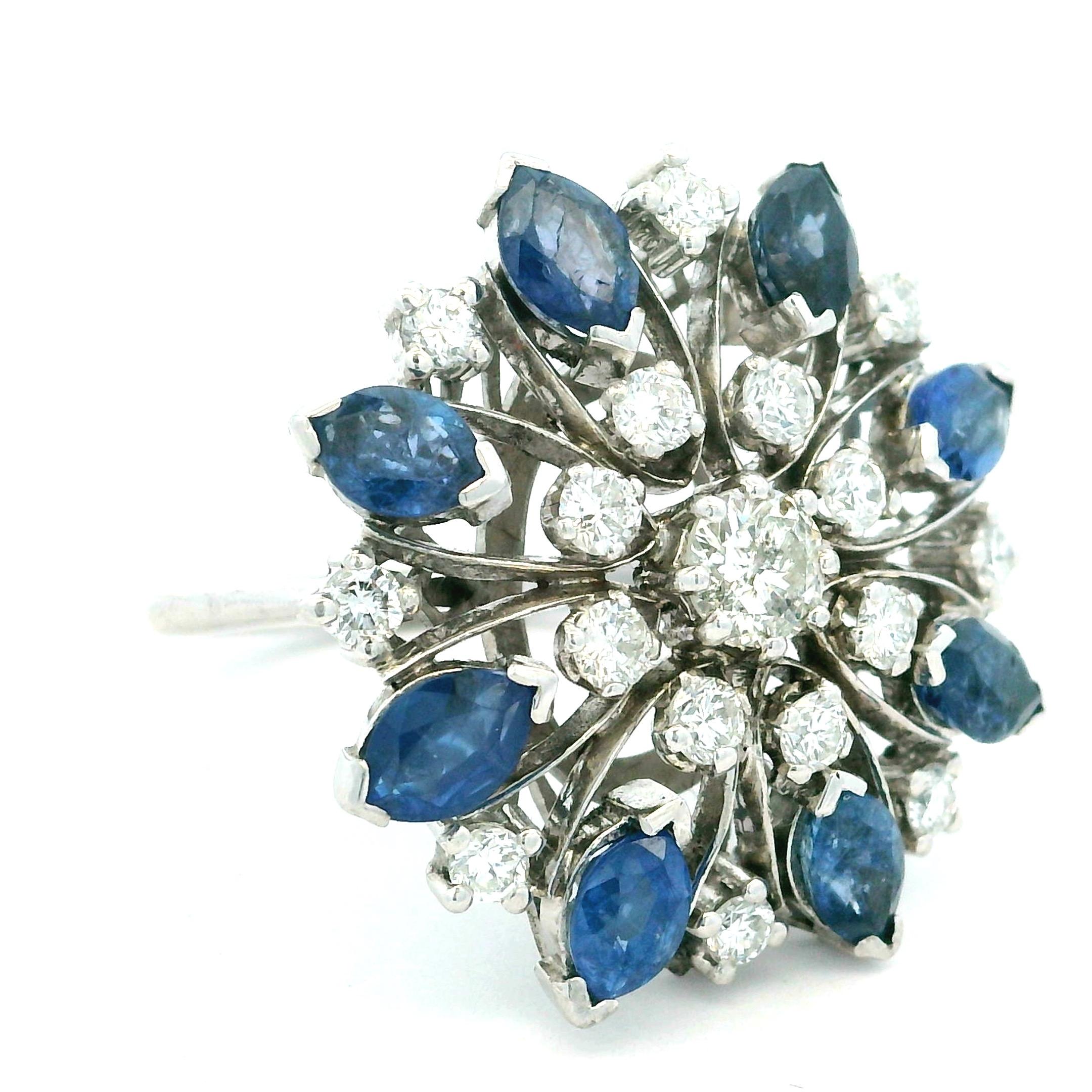 Anillo de cóctel de zafiro marquesa y diamantes de mediados de siglo en oro blanco de 18 quilates en Excelente estado para la venta en Miami, FL