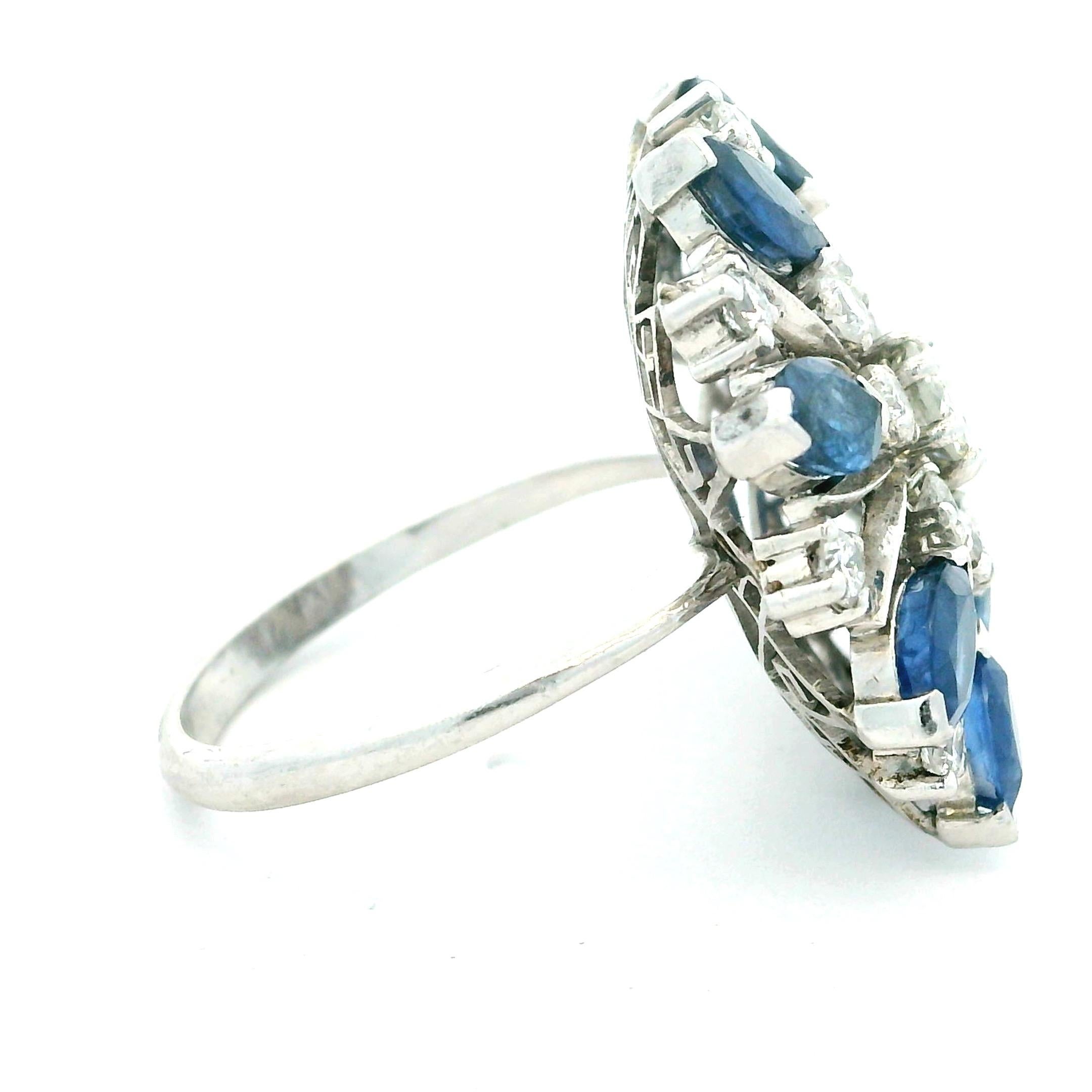 Anillo de cóctel de zafiro marquesa y diamantes de mediados de siglo en oro blanco de 18 quilates en venta 1