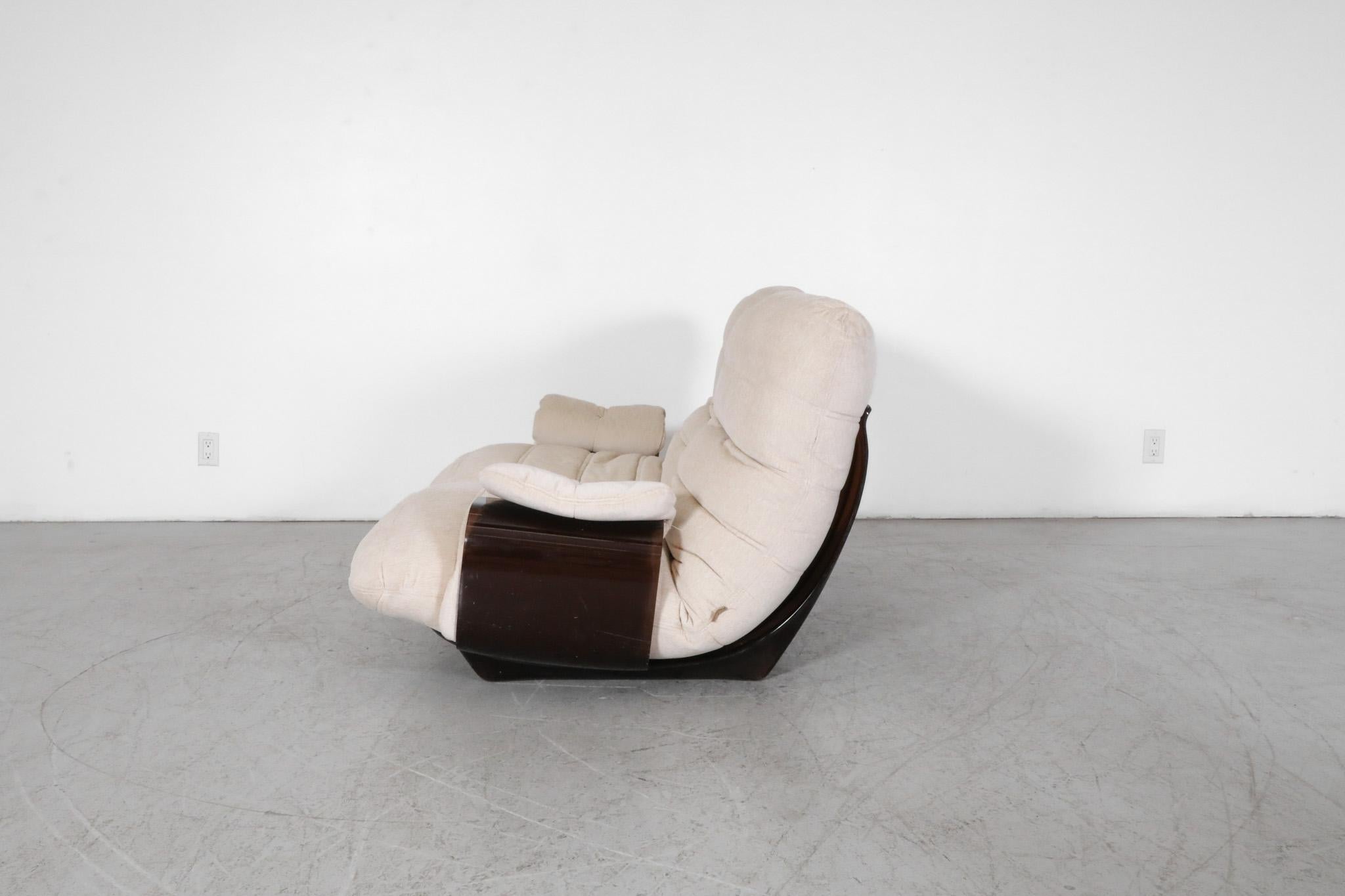 Causeuse deux places Marsala Par Michel Ducaroy pour Ligne Roset. Conserve le tissu Ligne monogrammé d'origine sur la face inférieure et les étiquettes d'origine réutilisées avec une nouvelle garniture en chenille. Cadre en état d'origine avec une
