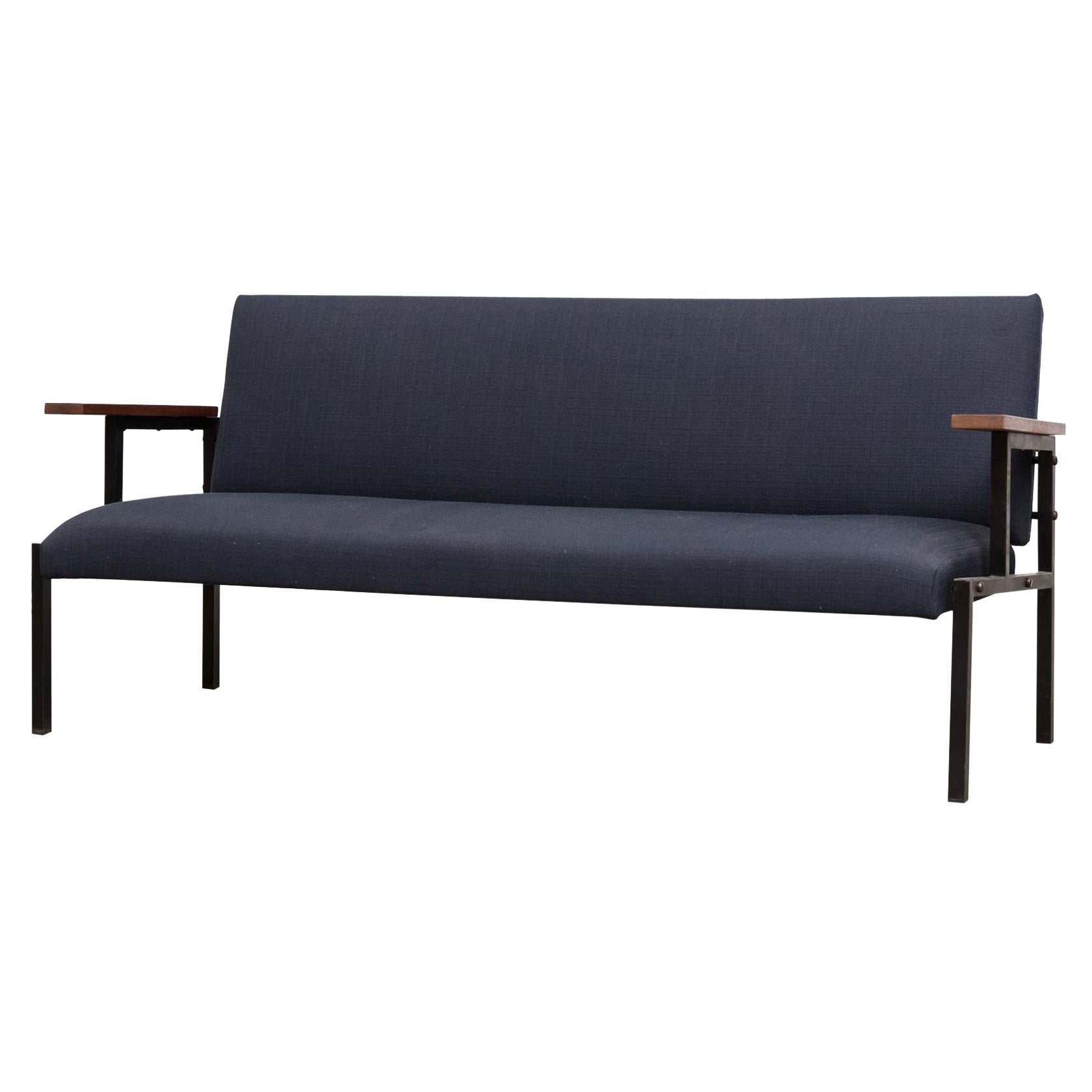 Martin Visser BZ29 Sofa aus der Mitte des Jahrhunderts, marineblauer Stoff, schwarzes Metall, Armlehnen aus Teakholz im Angebot
