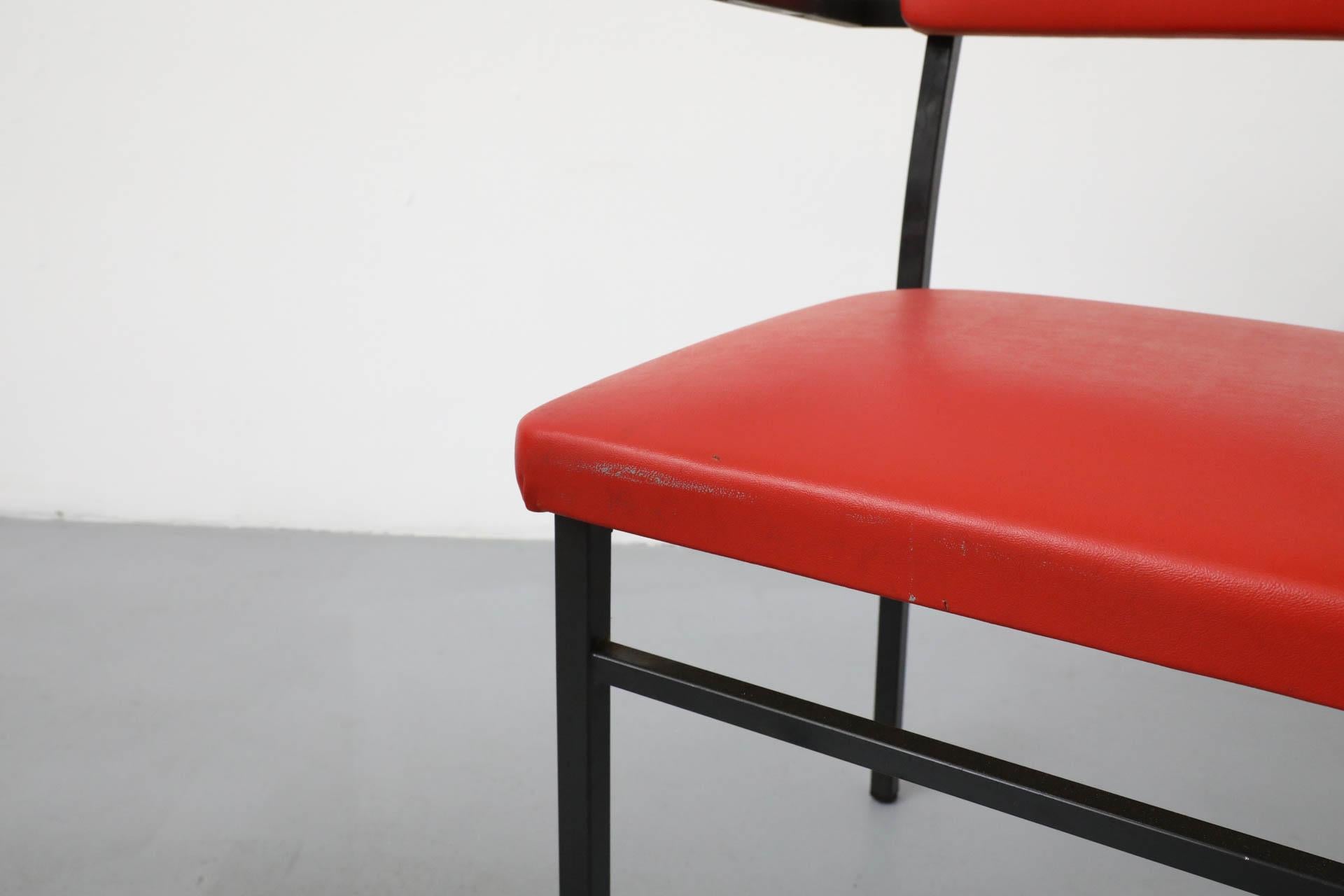 Poltrone in stile Martin Visser di metà secolo con tappezzeria originale in Skai rosso in vendita 2