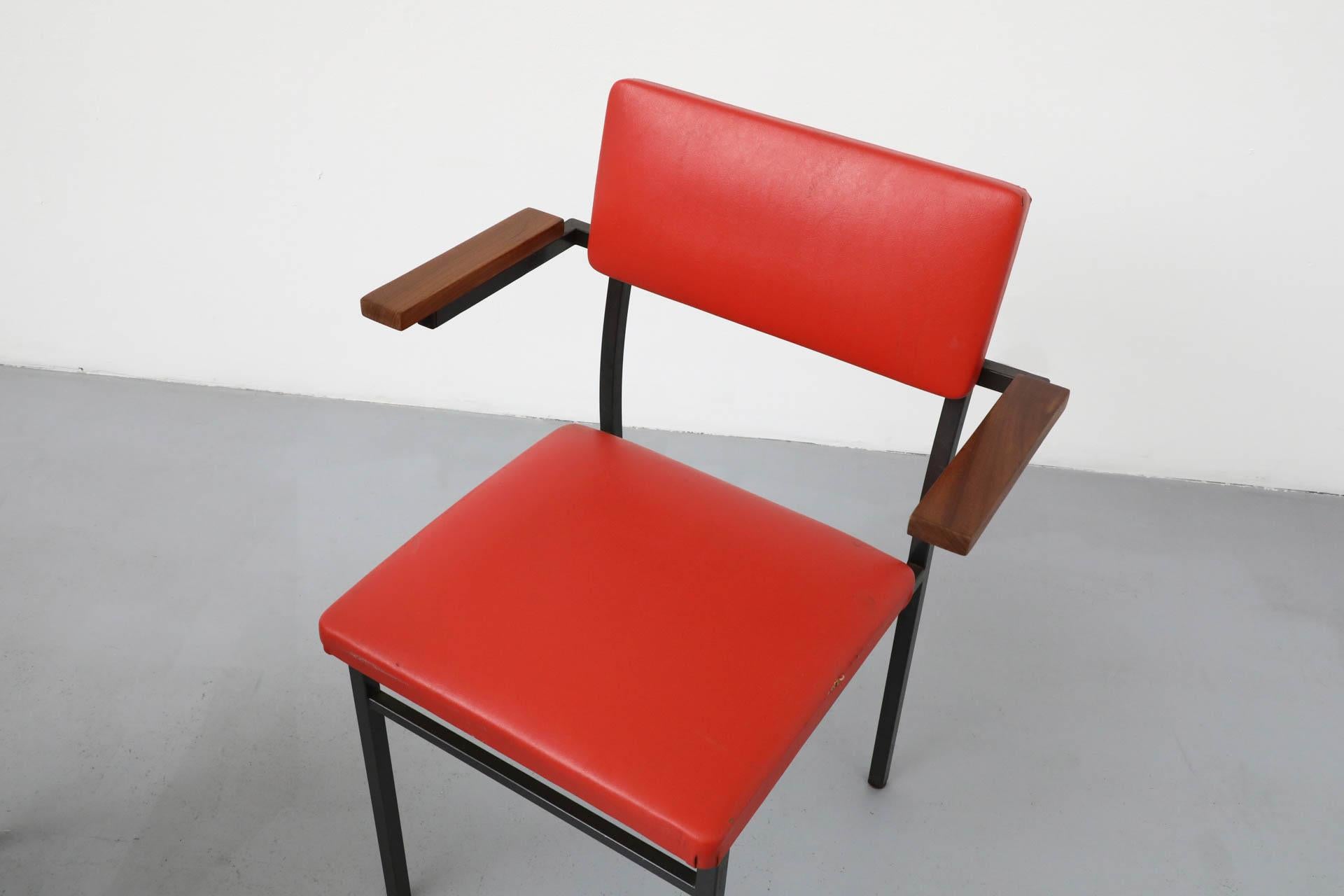 Poltrone in stile Martin Visser di metà secolo con tappezzeria originale in Skai rosso in vendita 3
