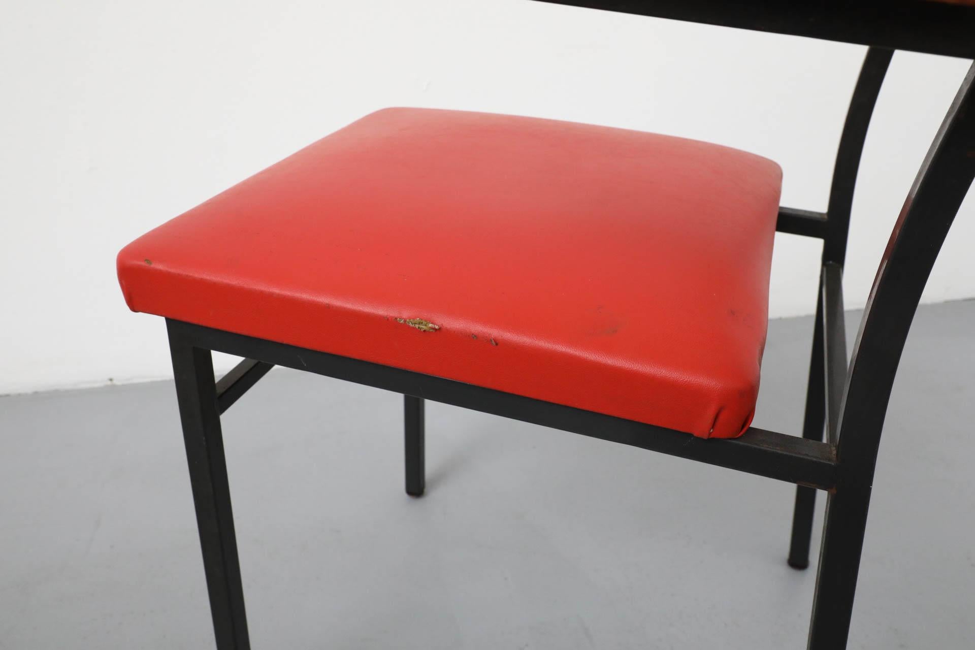 Poltrone in stile Martin Visser di metà secolo con tappezzeria originale in Skai rosso in vendita 4