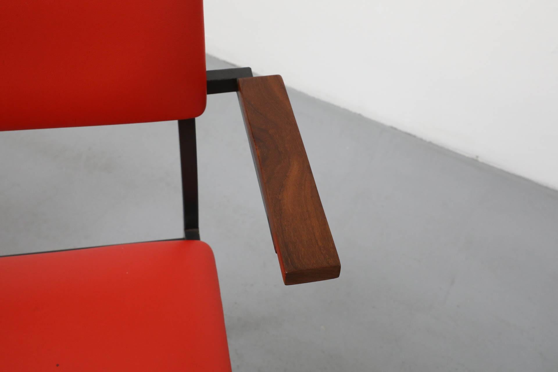 Poltrone in stile Martin Visser di metà secolo con tappezzeria originale in Skai rosso in vendita 5