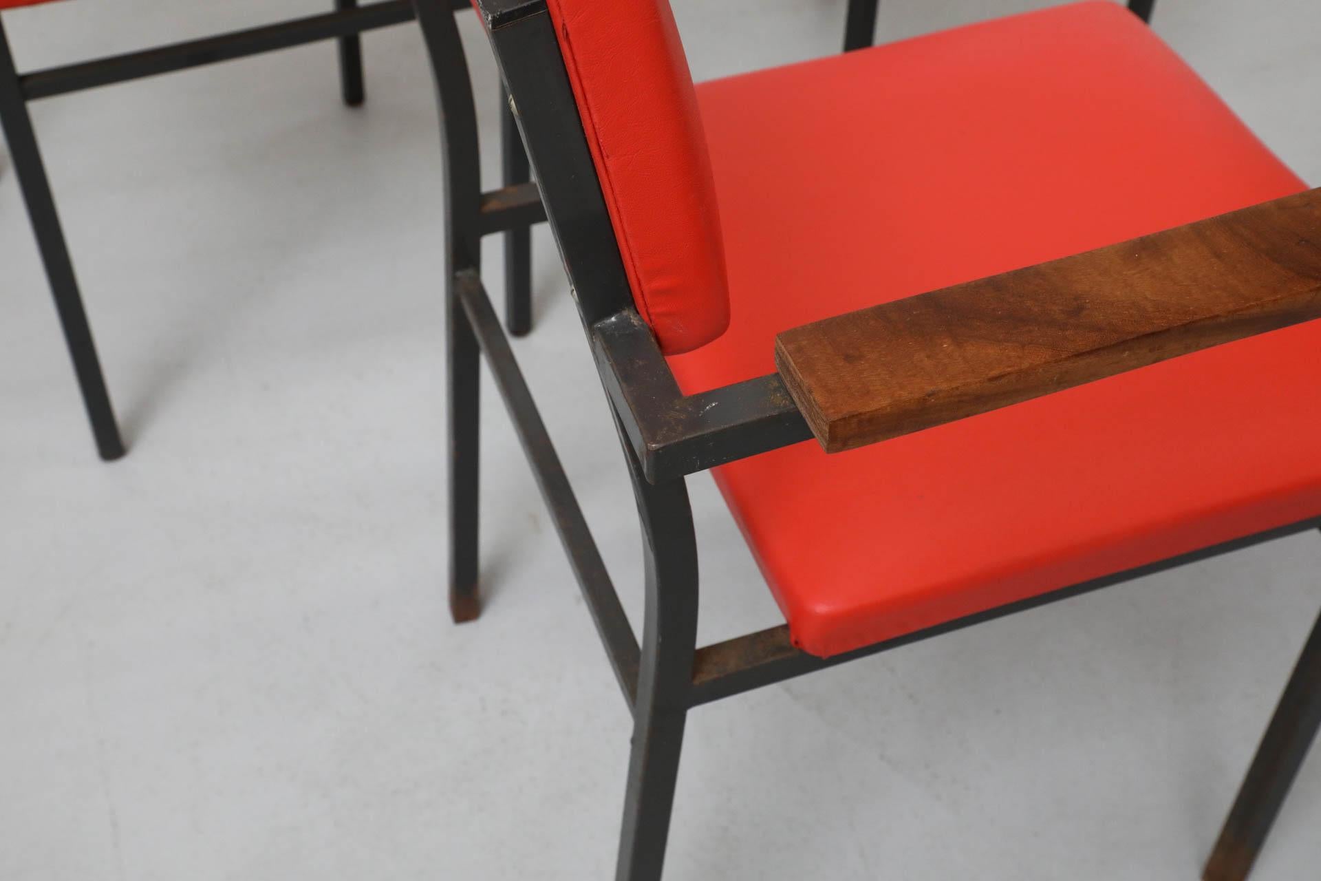 Poltrone in stile Martin Visser di metà secolo con tappezzeria originale in Skai rosso in vendita 8