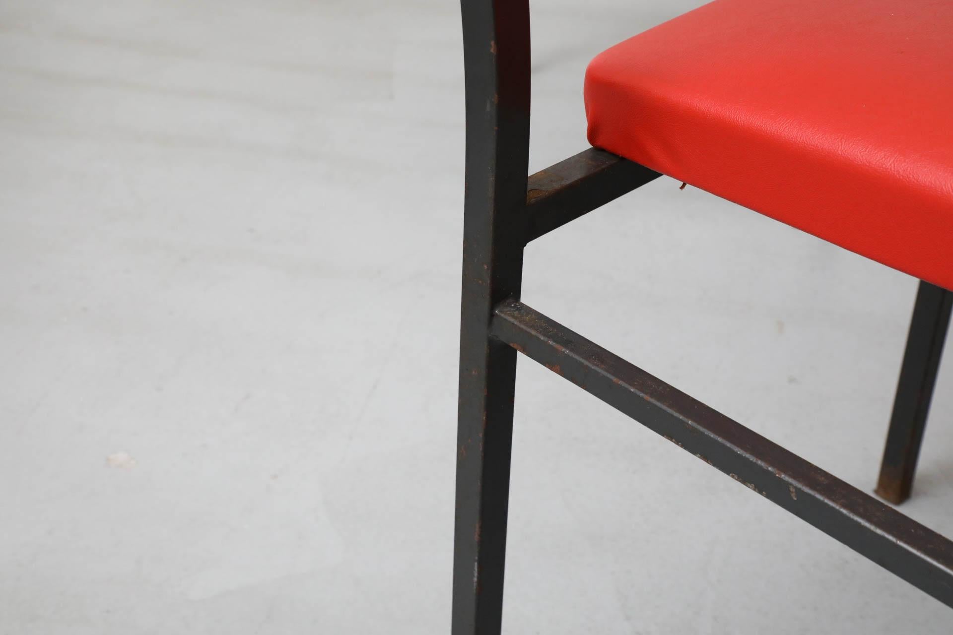 Poltrone in stile Martin Visser di metà secolo con tappezzeria originale in Skai rosso in vendita 9