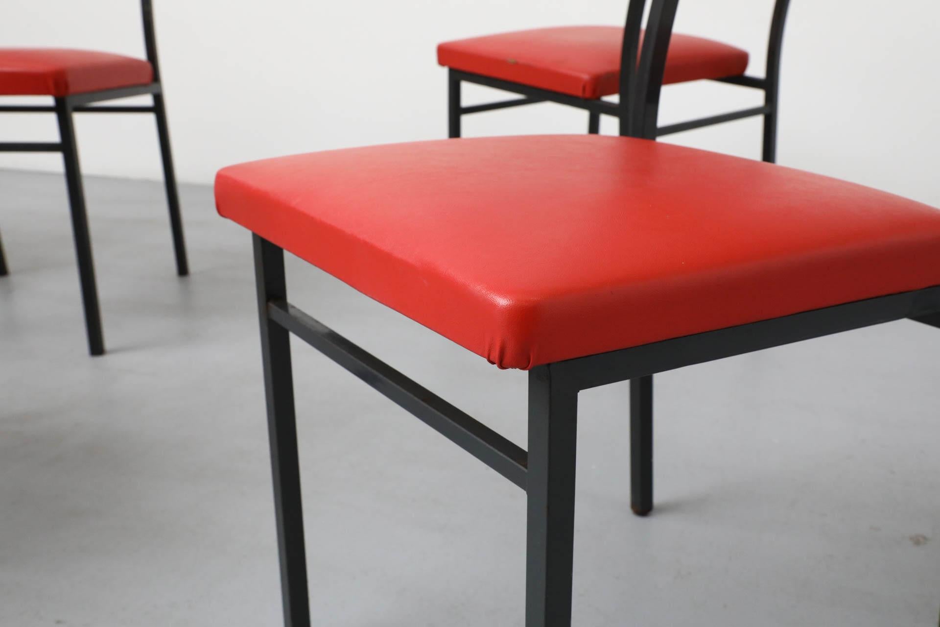 Poltrone in stile Martin Visser di metà secolo con tappezzeria originale in Skai rosso in vendita 10
