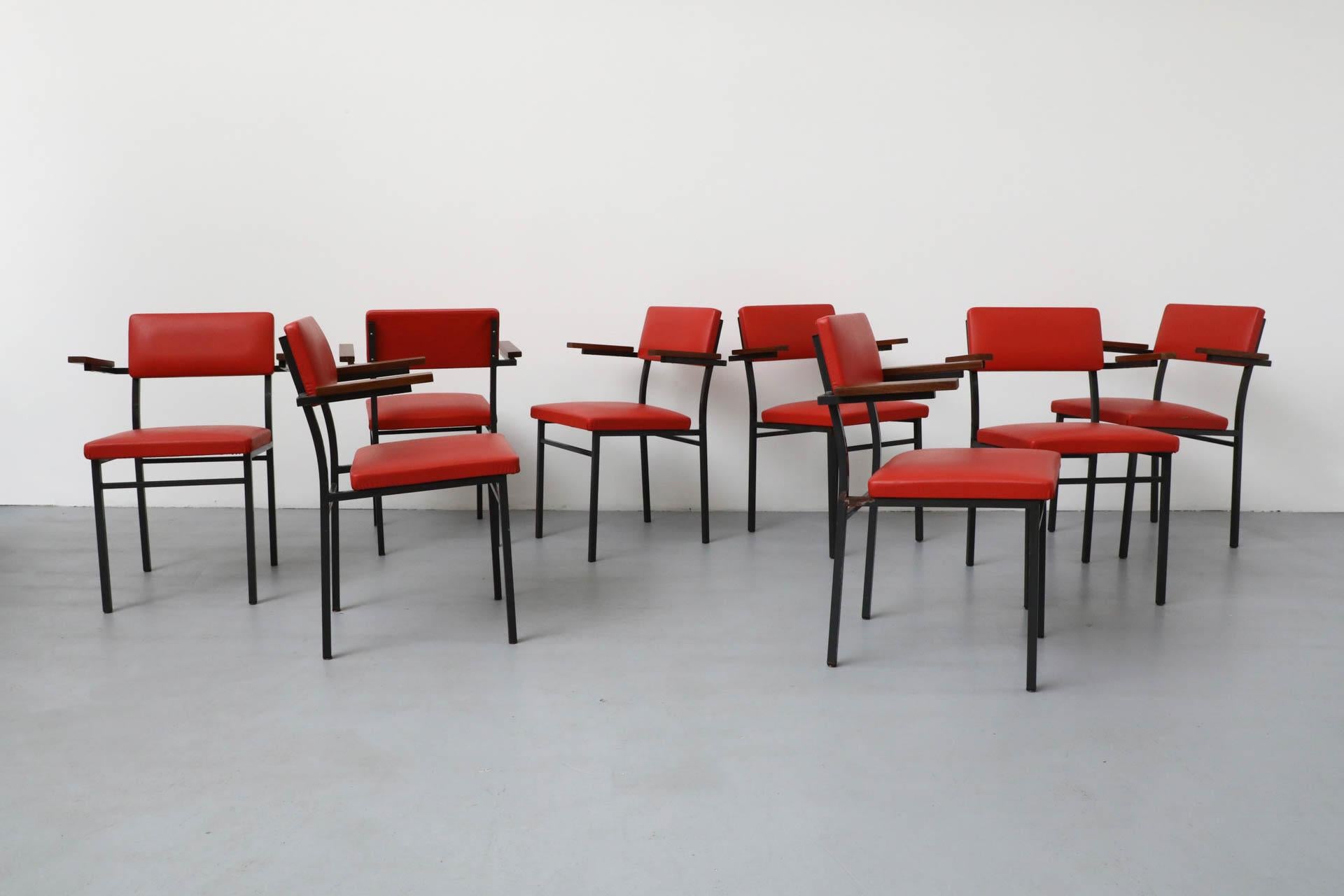 Eleganti poltrone in stile Martin Visser con tappezzeria originale in skai rosso, struttura in metallo smaltato grigio scuro e braccioli in teak. Tutti sono in condizioni originali con un'usura visibile dello smalto, dei braccioli e della seduta in