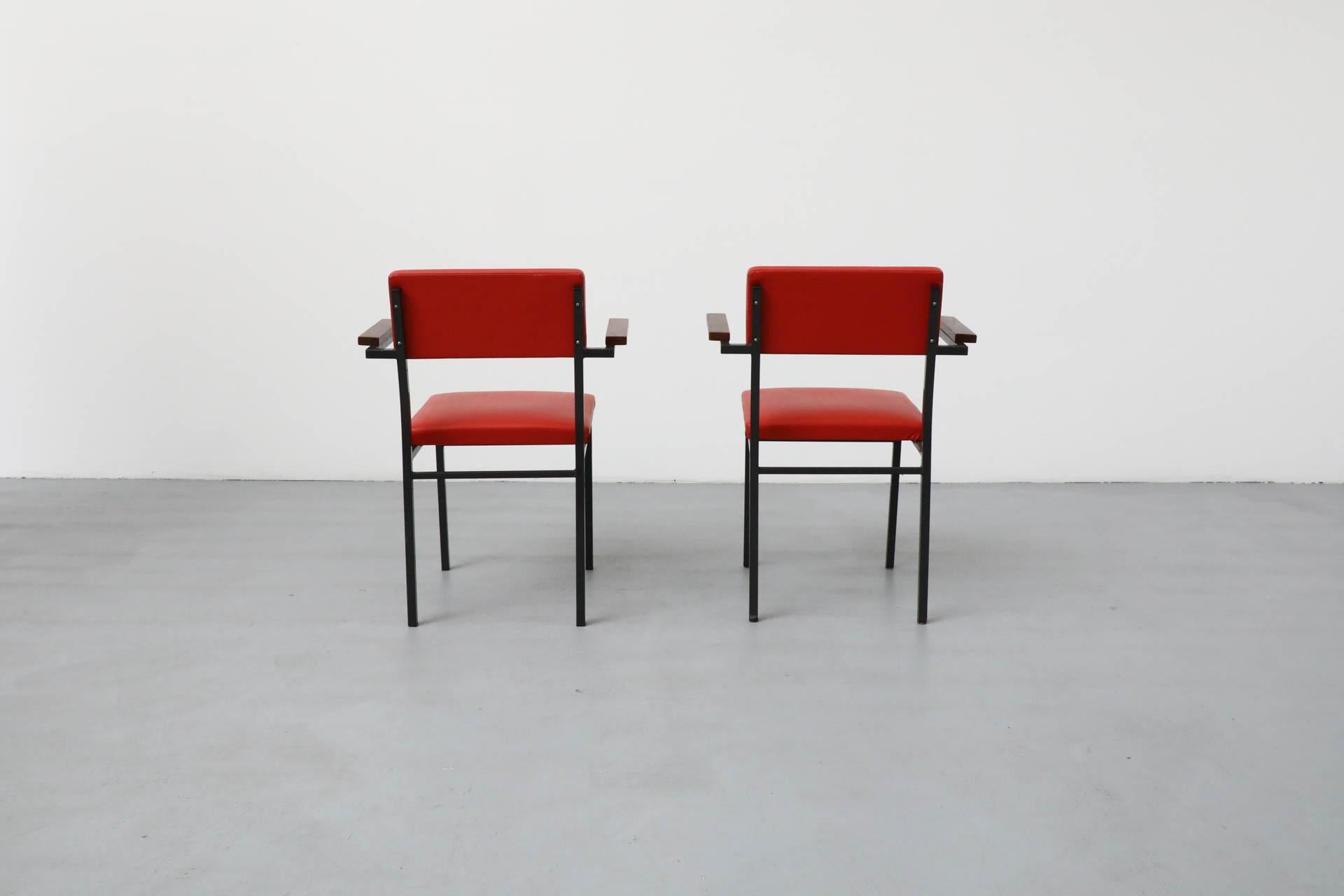 Metallo Poltrone in stile Martin Visser di metà secolo con tappezzeria originale in Skai rosso in vendita