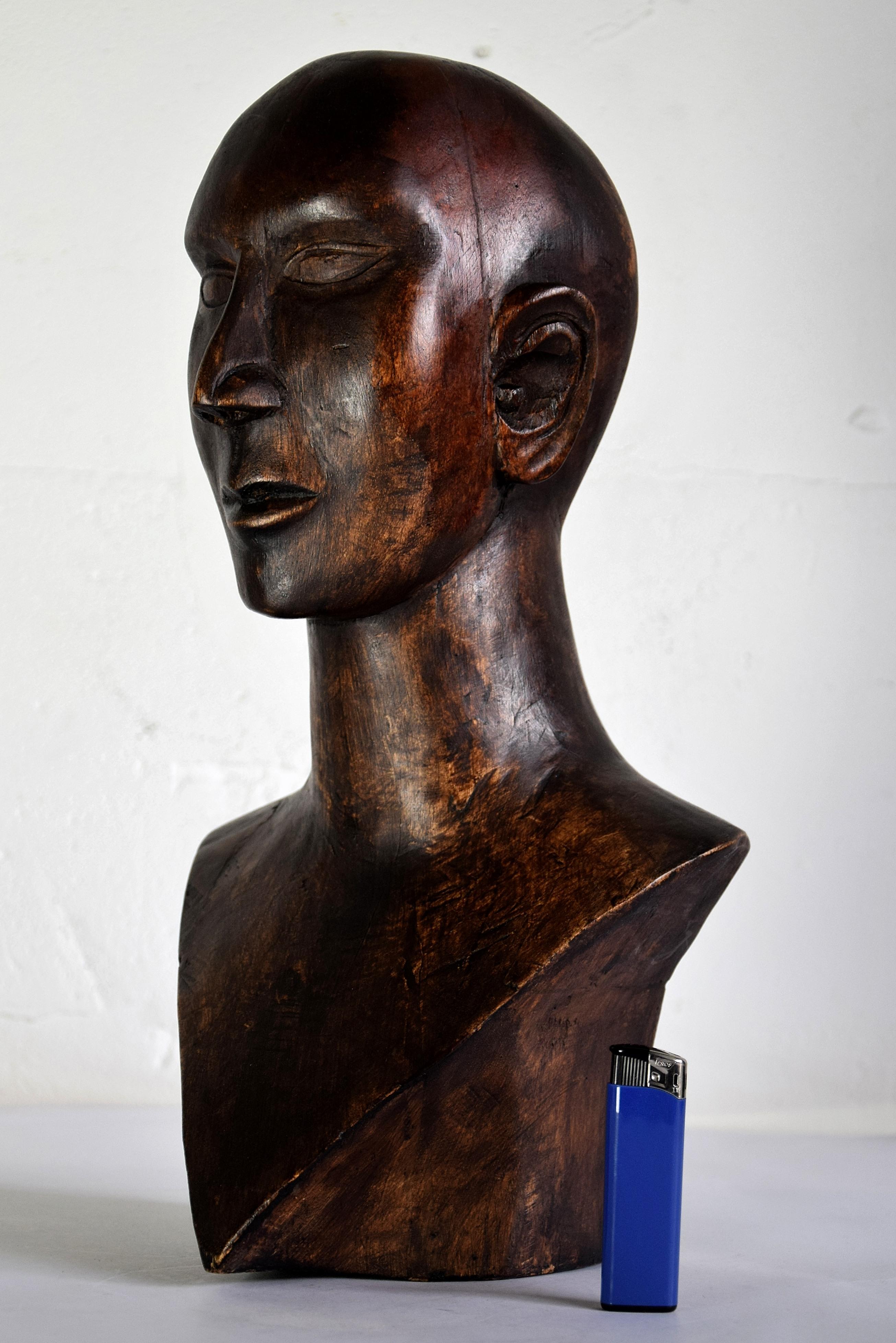 One of a kind beautiful mid-century masculine sculpture cut from one piece of wood. A truly gorgeous piece, a diamond in kust about any interior.
The Testa will be shipped overseas in a custom made wooden crate. Cost of transport is crate included.
