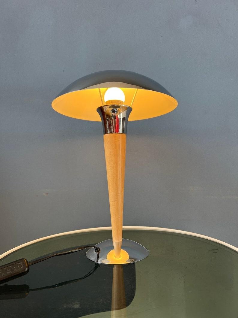 Petite table champignon classique du milieu du siècle par Massive. La lampe est dotée d'un abat-jour et d'une base chromés et d'une tige en bois. La lampe nécessite une ampoule E27 (standard) et dispose actuellement d'une fiche de connexion à