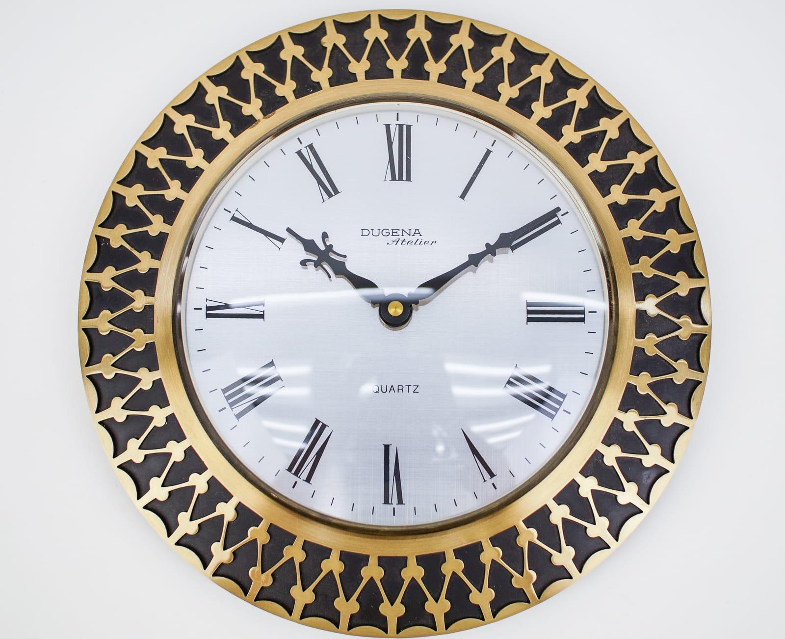 Stunning wall clock made of brass, metal and glass. 

An eye catcher par excellence.

Made in Germany.

Electric, battery operated clock.